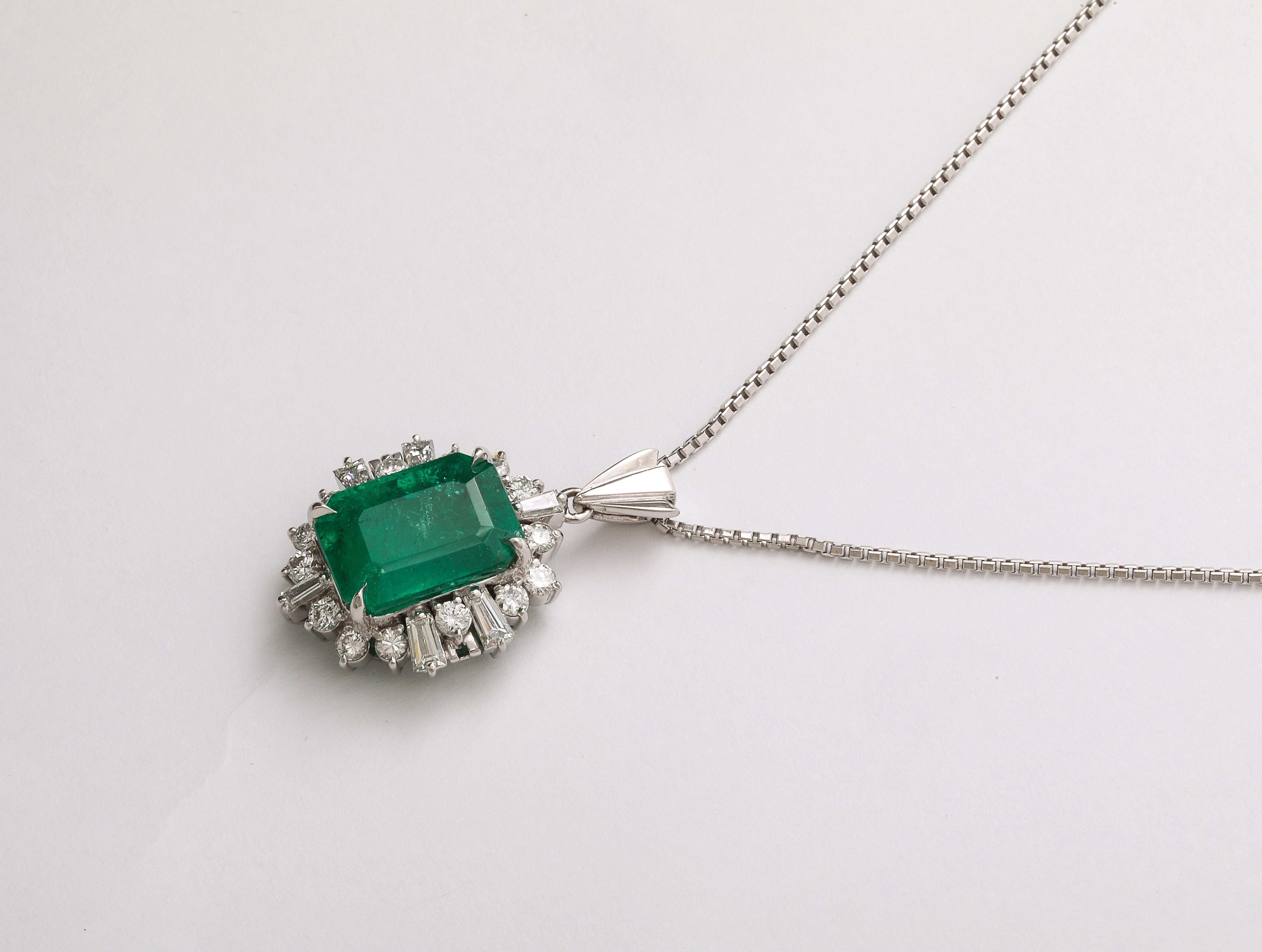 Kolumbianischer Smaragd und Diamant-Anhänger für Damen oder Herren im Angebot
