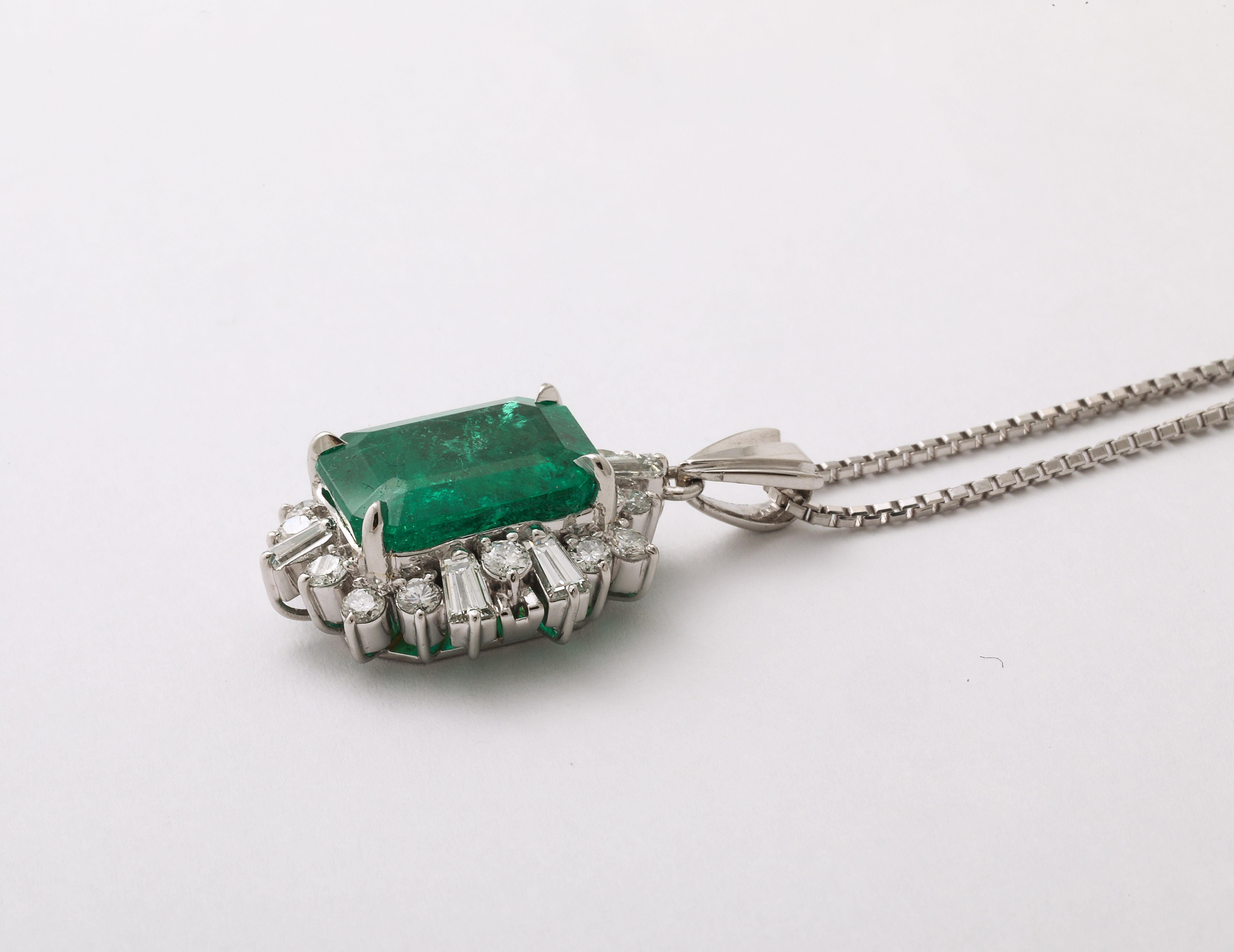 Kolumbianischer Smaragd und Diamant-Anhänger im Angebot 2