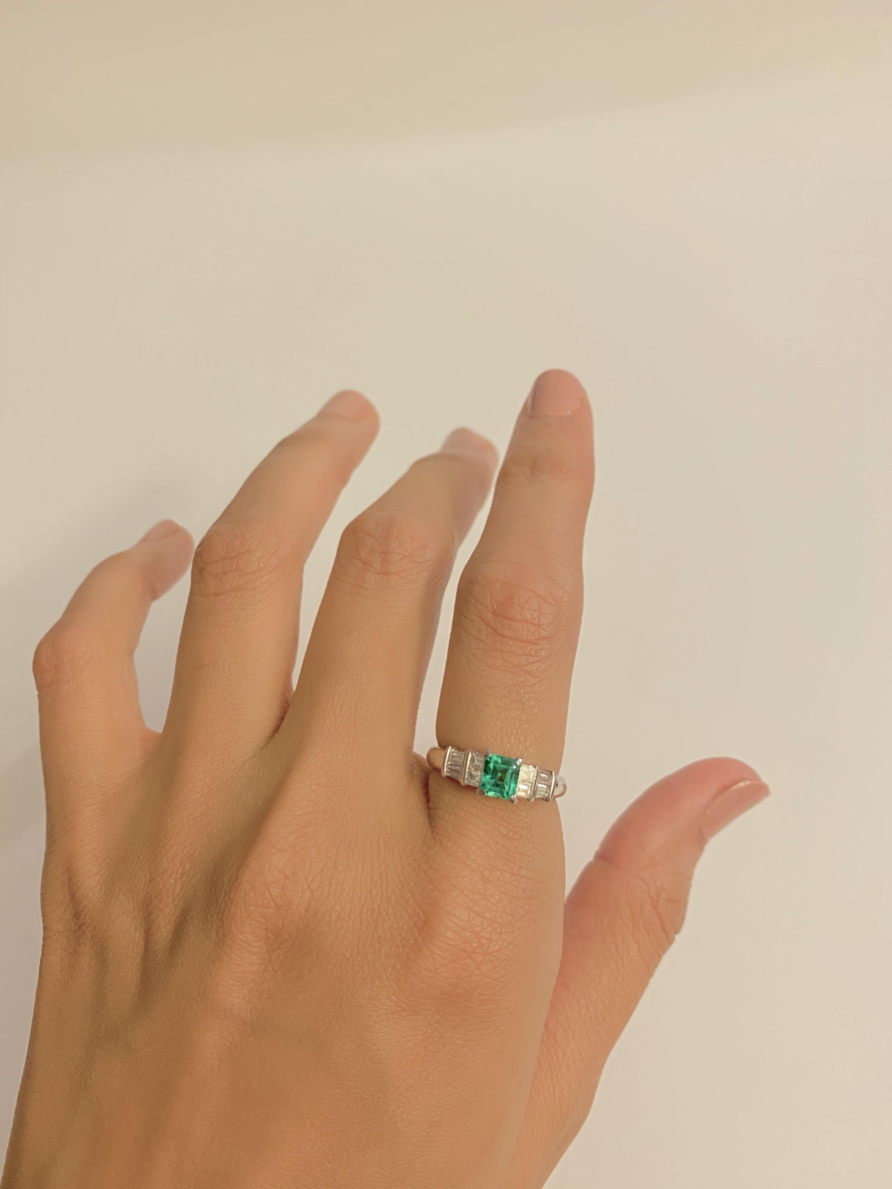 Anello in platino con smeraldo colombiano e diamante in vendita 5