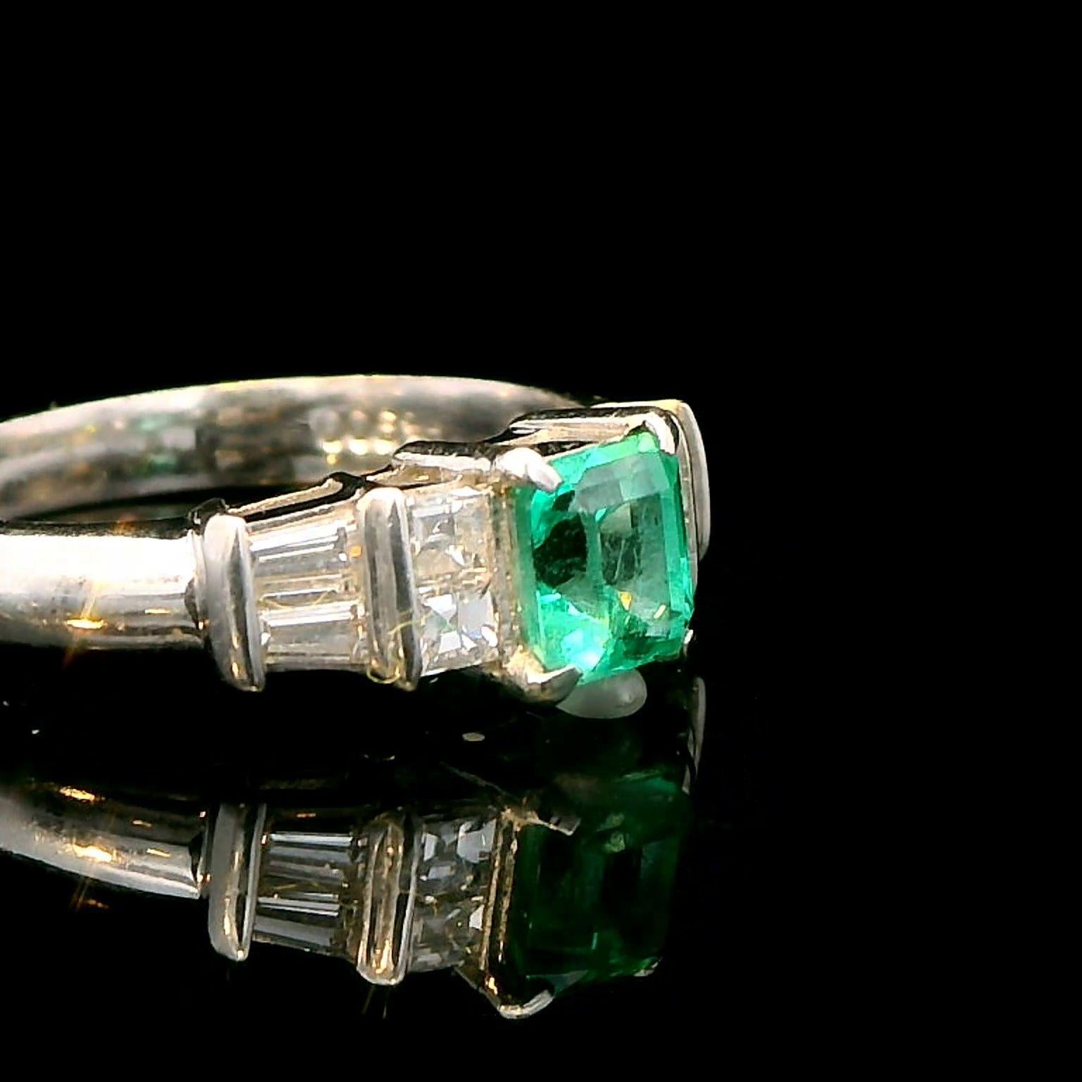 Anello in platino con smeraldo colombiano e diamante in vendita 7