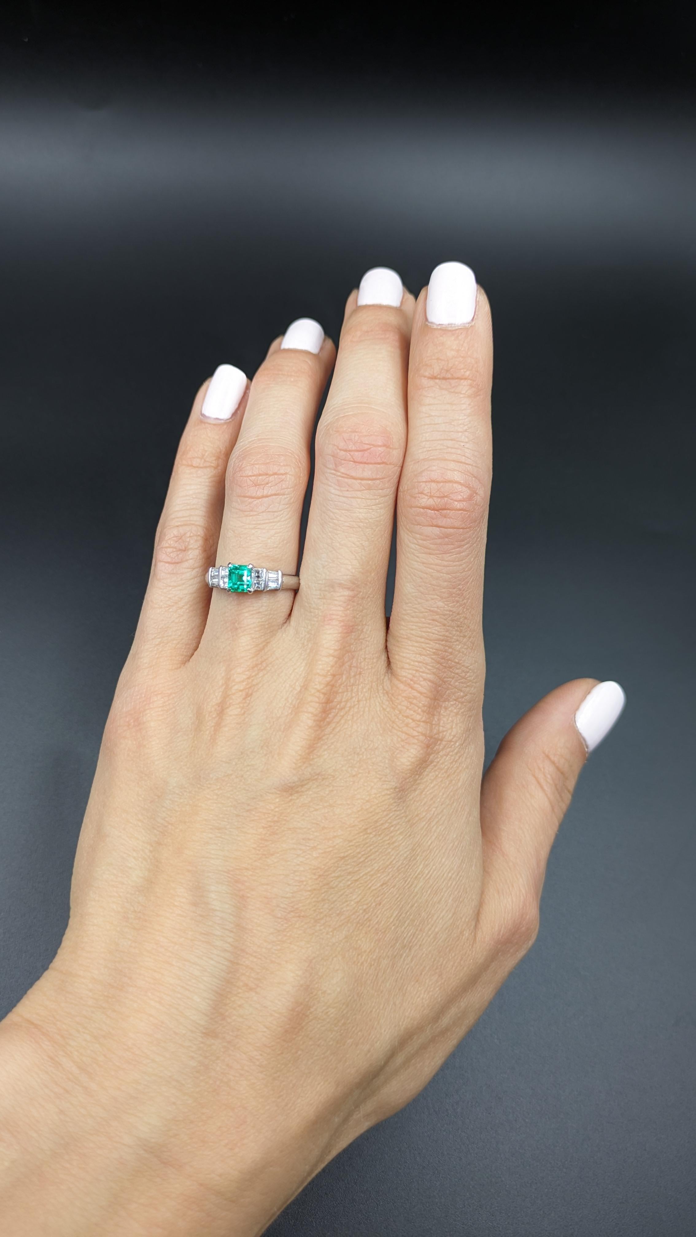 Anello in platino con smeraldo colombiano e diamante in vendita 8