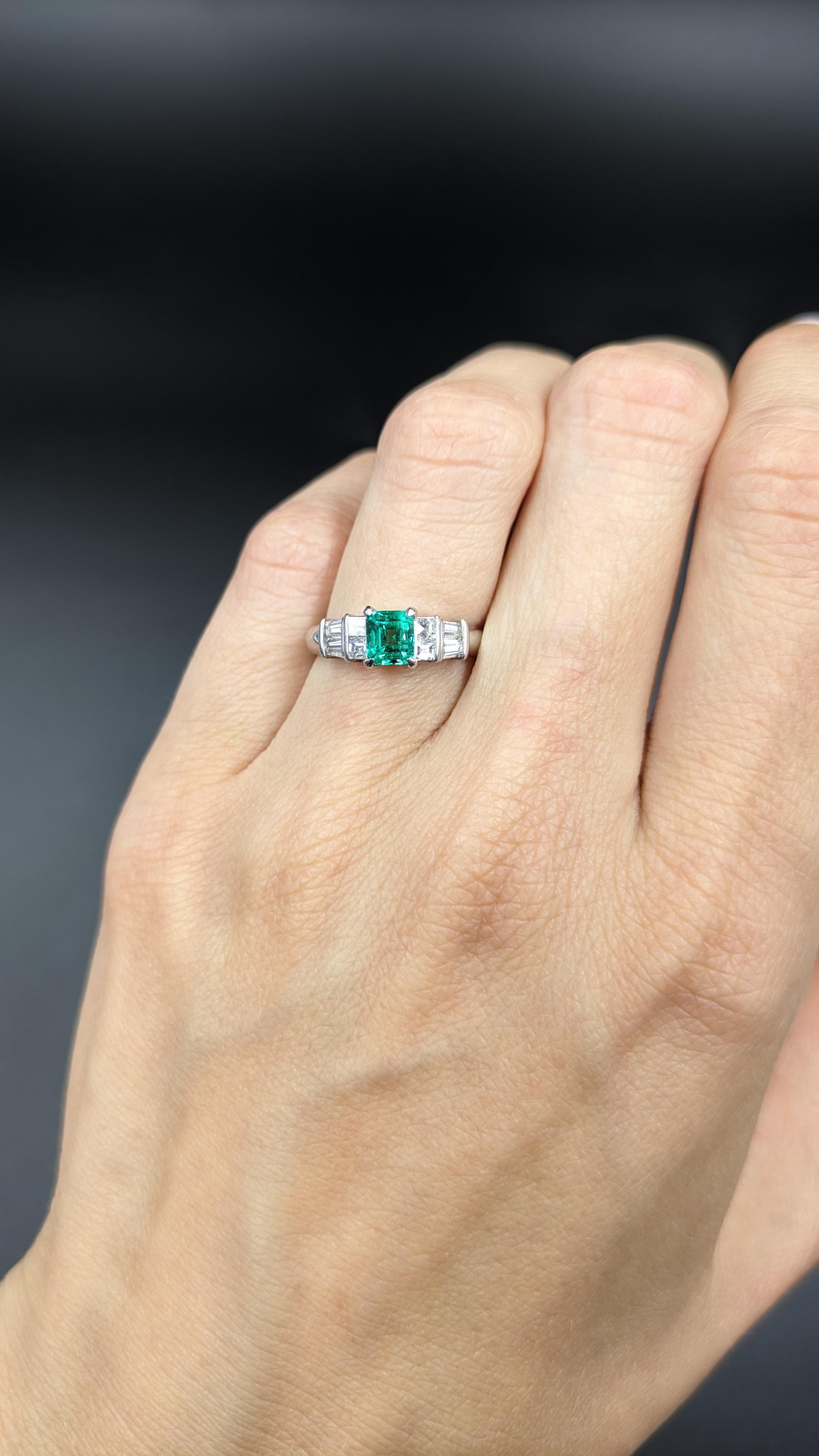 Anello in platino con smeraldo colombiano e diamante in vendita 10