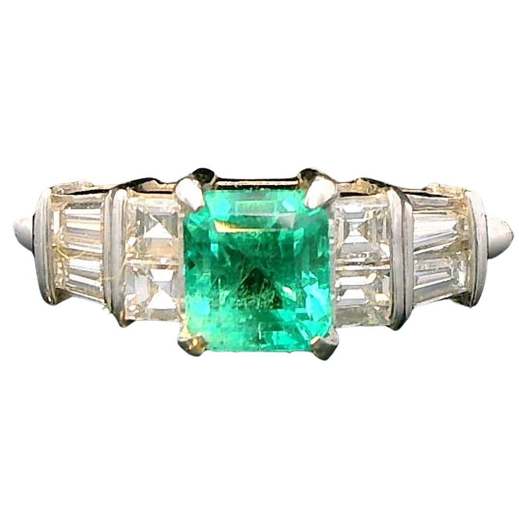 Questo squisito anello di Iris Fine Jewelry mette in mostra l'eleganza senza tempo di uno smeraldo colombiano a taglio quadrato da 0,55 carati, apprezzato per la sua ricca tonalità verde e la sua naturale vivacità. Lo smeraldo è al centro della