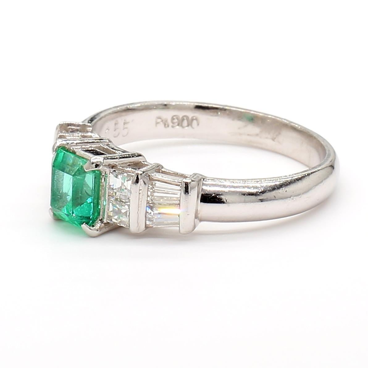 Quadrato Anello in platino con smeraldo colombiano e diamante in vendita
