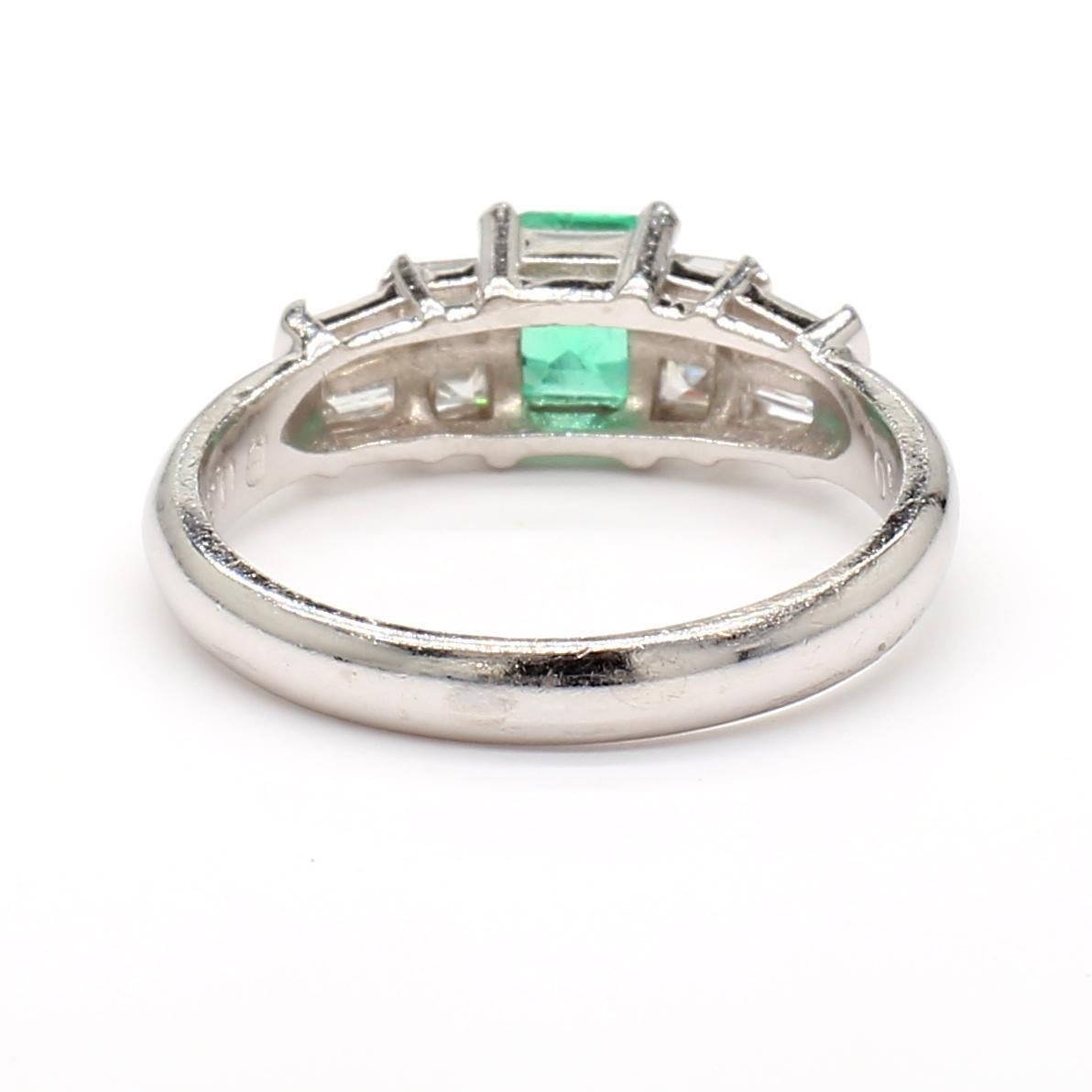Anello in platino con smeraldo colombiano e diamante in vendita 1