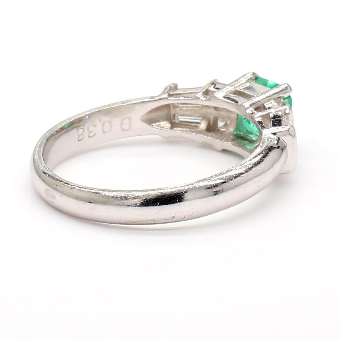 Anello in platino con smeraldo colombiano e diamante in vendita 2