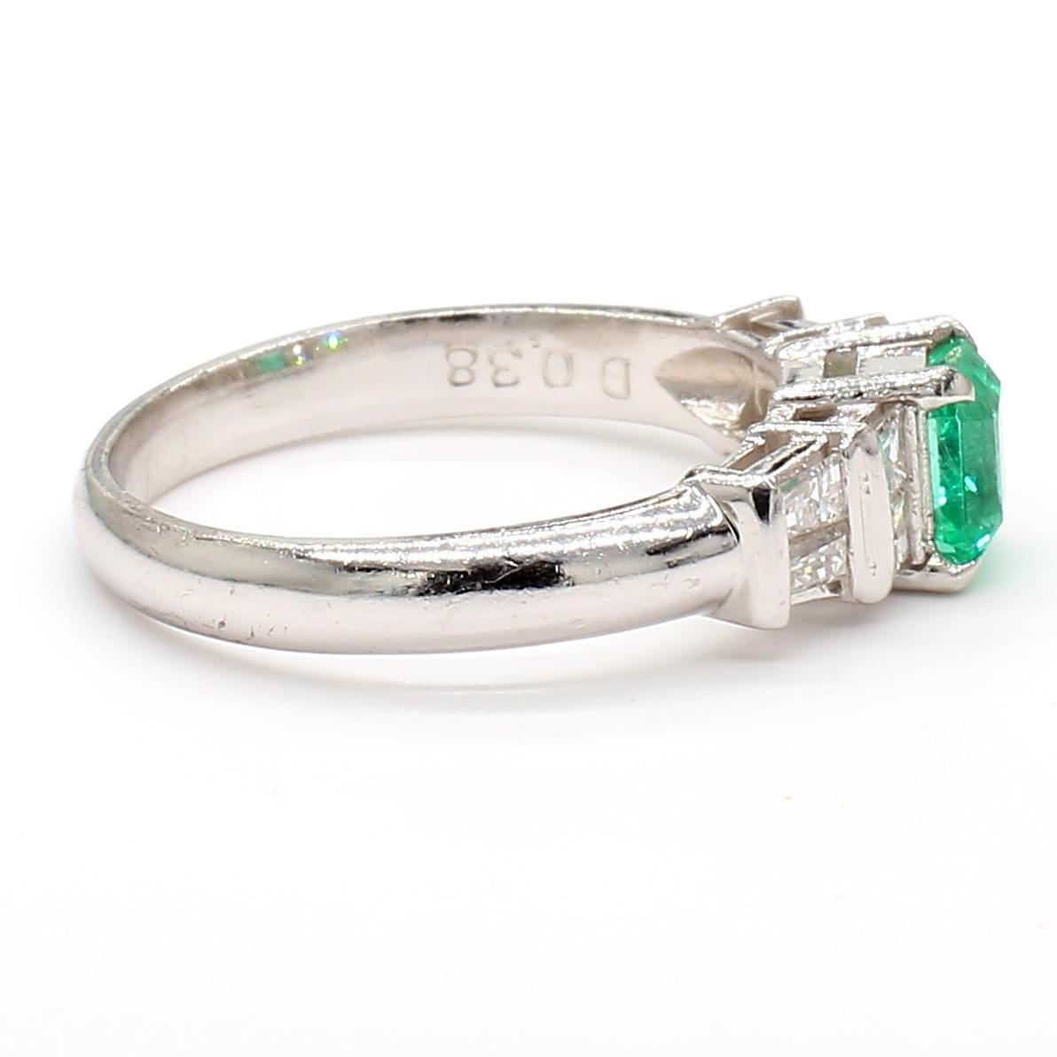 Anello in platino con smeraldo colombiano e diamante in vendita 3