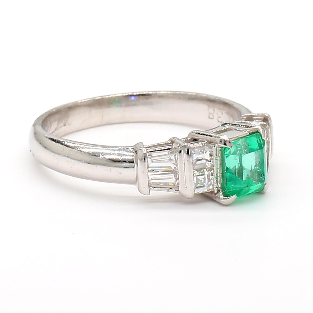 Anello in platino con smeraldo colombiano e diamante in vendita 4