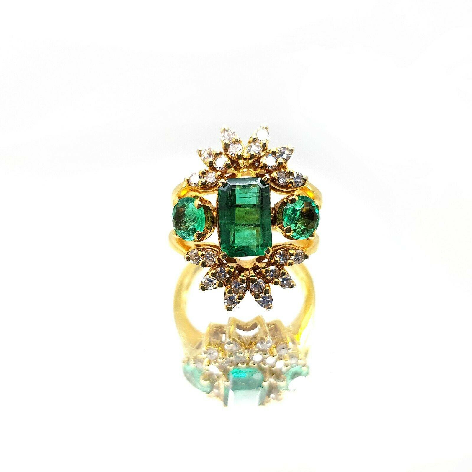 Especificaciones del diamante
Piedra principal:Esmeralda
Piedras adicionales:Esmeraldas y diamantes
Forma:   Esmeralda, redonda
Peso total en quilates:  2,50ctw
Color:  G  
Claridad:    VS
Especificaciones de joyería
Marca:Custom
Metal: Oro amarillo