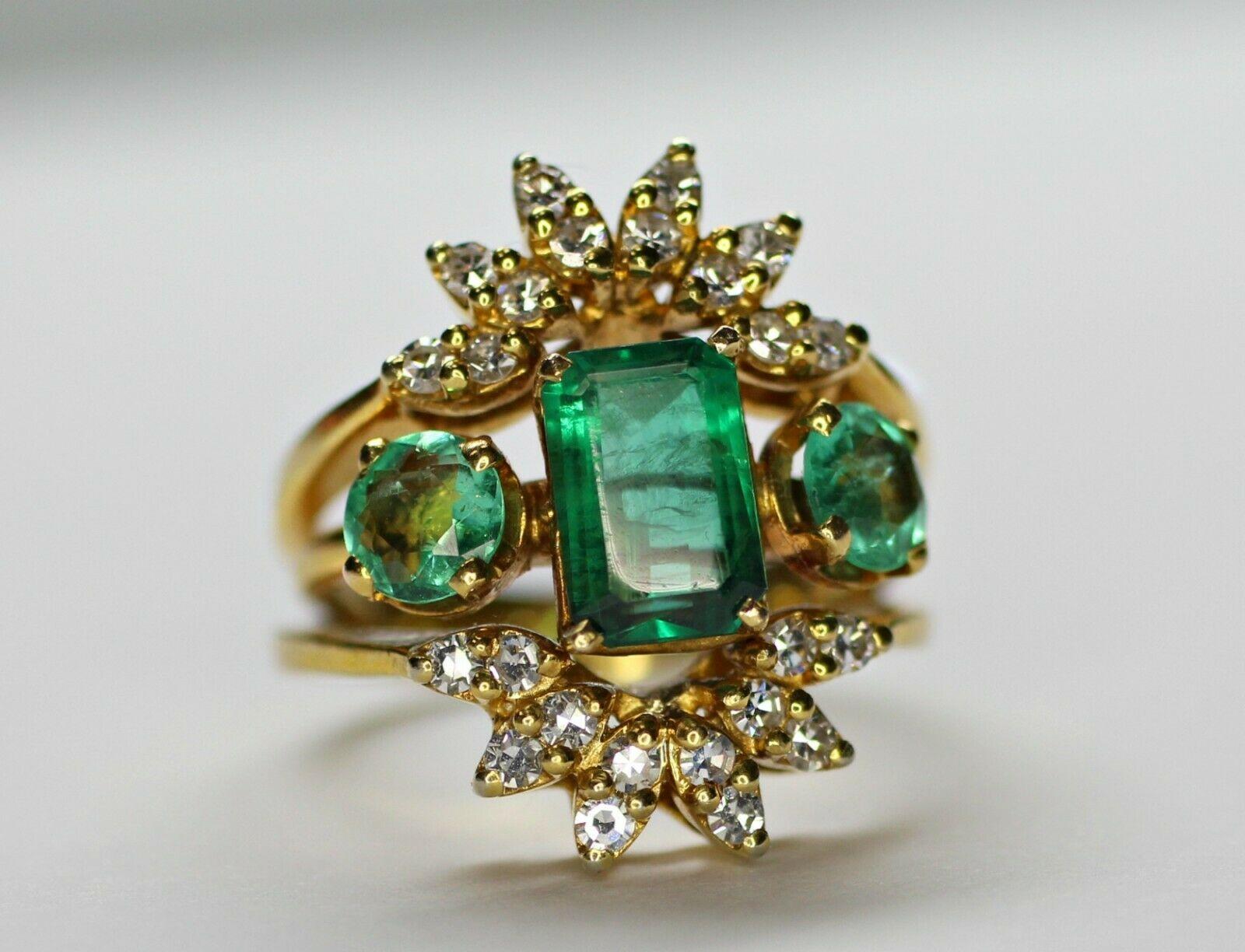 Anillo Esmeralda Colombiana y Diamante 2,50 Quilates Peso Total Contemporáneo en venta