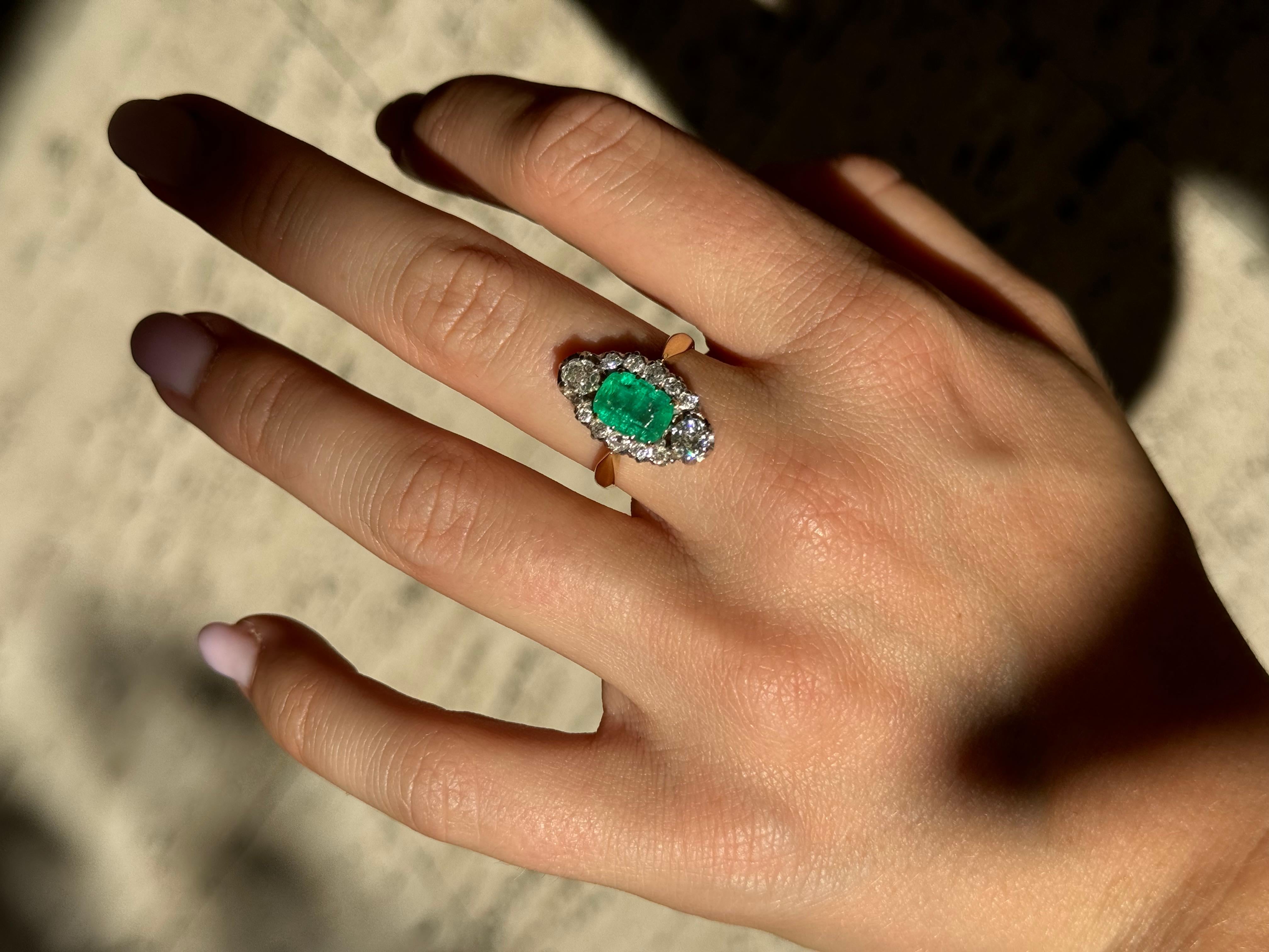 Colombian Emerald and diamond ring circa 1900 In Good Condition For Sale In Uccle, BE