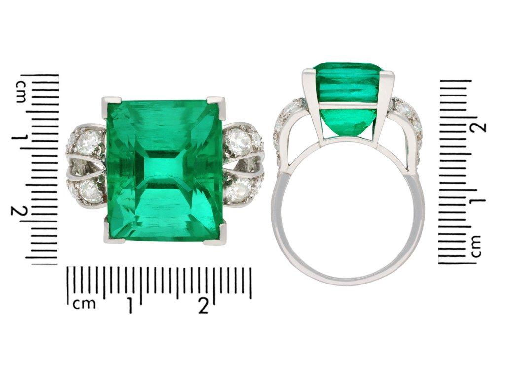 Colombian Emerald 14.00 carats and Diamond Ring, circa 1925 In Good Condition For Sale In London, GB