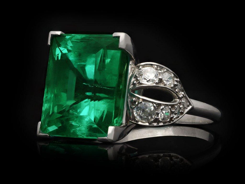 Kolumbianischer Smaragd 14,00 Karat und Diamantring, um 1925 im Angebot 2
