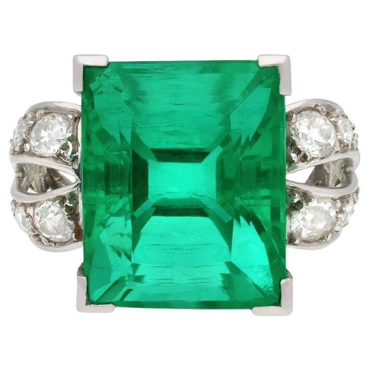 Colombian Emerald 14.00 carats and Diamond Ring, circa 1925 For Sale