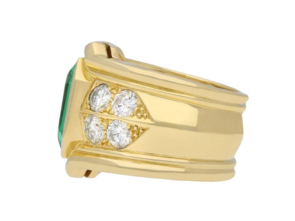 
Ring mit kolumbianischem Smaragd und Diamanten. In der Mitte befindet sich ein achteckiger natürlicher kolumbianischer Smaragd im Smaragdschliff ohne/mit unbedeutenden Anzeichen einer Klarheitsverbesserung in einer offenen Reversfassung mit einem