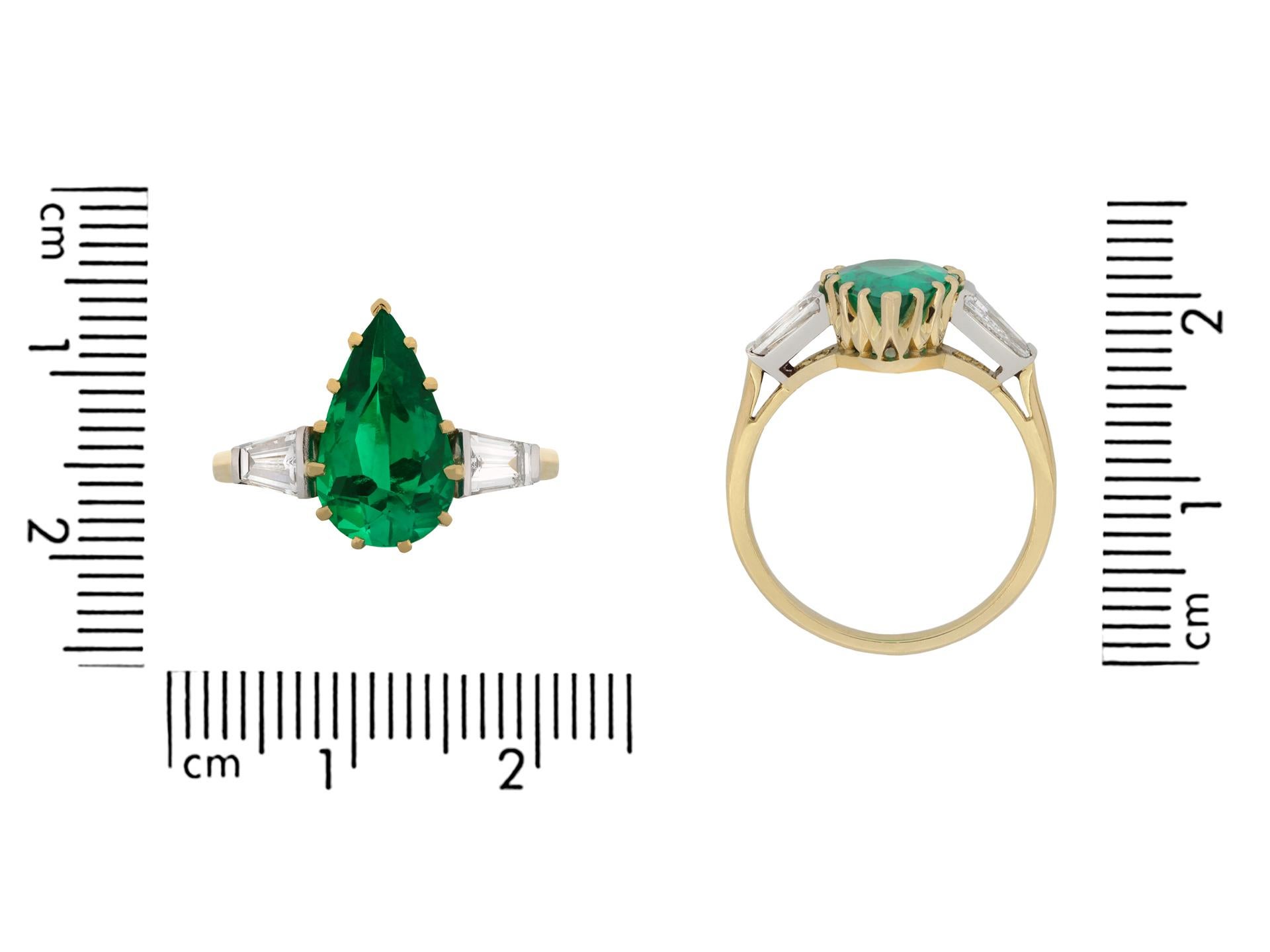 Colombian emerald and diamond ring, English, circa 1970. In Good Condition For Sale In London, GB