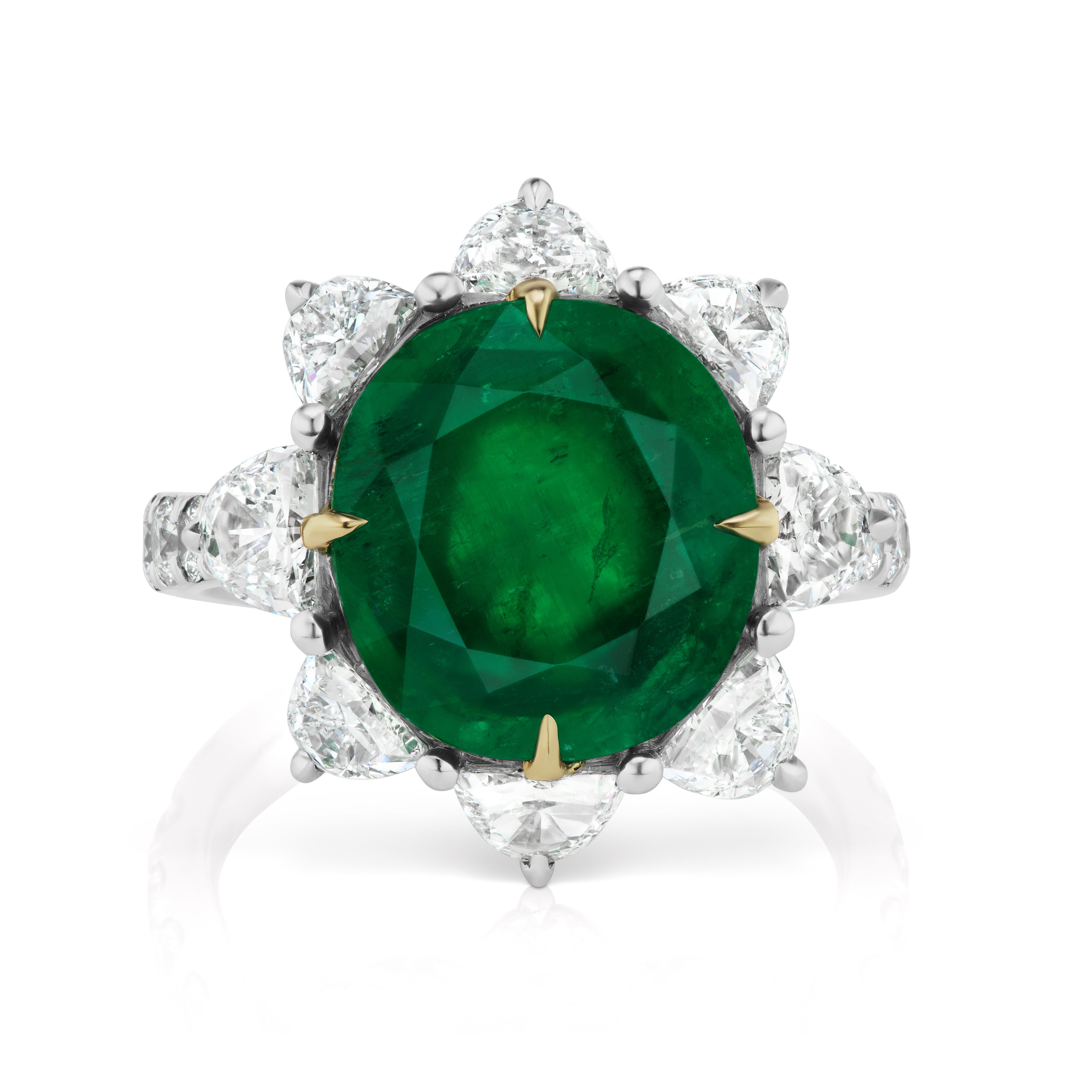 Kolumbianischer Smaragd- und Diamantring (Kissenschliff) im Angebot