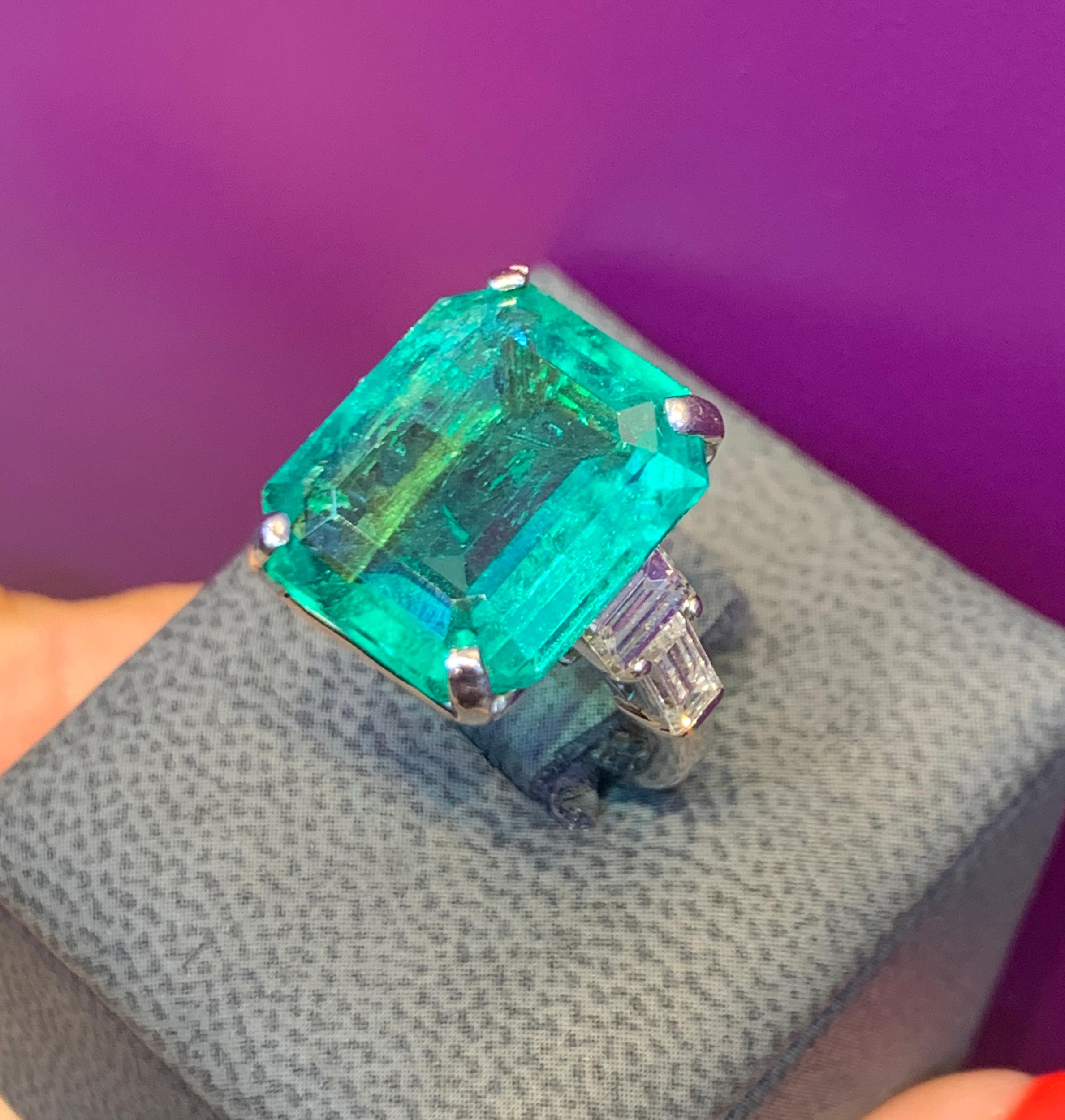 Colombian Emerald and Diamond Ring In Excellent Condition In New York, NY