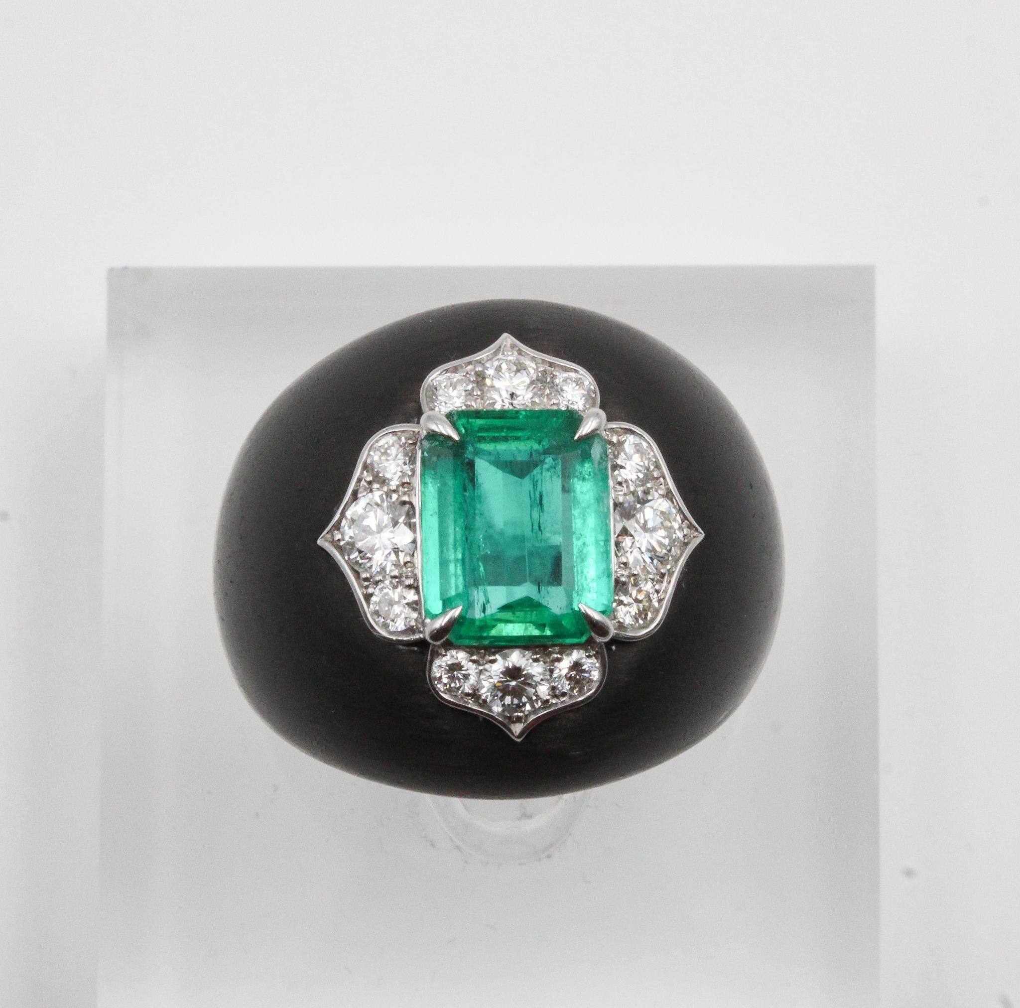 Kühn im Design und luxuriös im Detail, besticht dieser moderne Ring durch die Kombination von Hightech-Kohlefaser und poliertem Weißgold. In seinem Zentrum befindet sich ein lebendiger kolumbianischer Smaragd im Smaragdschliff, der von der GRS als