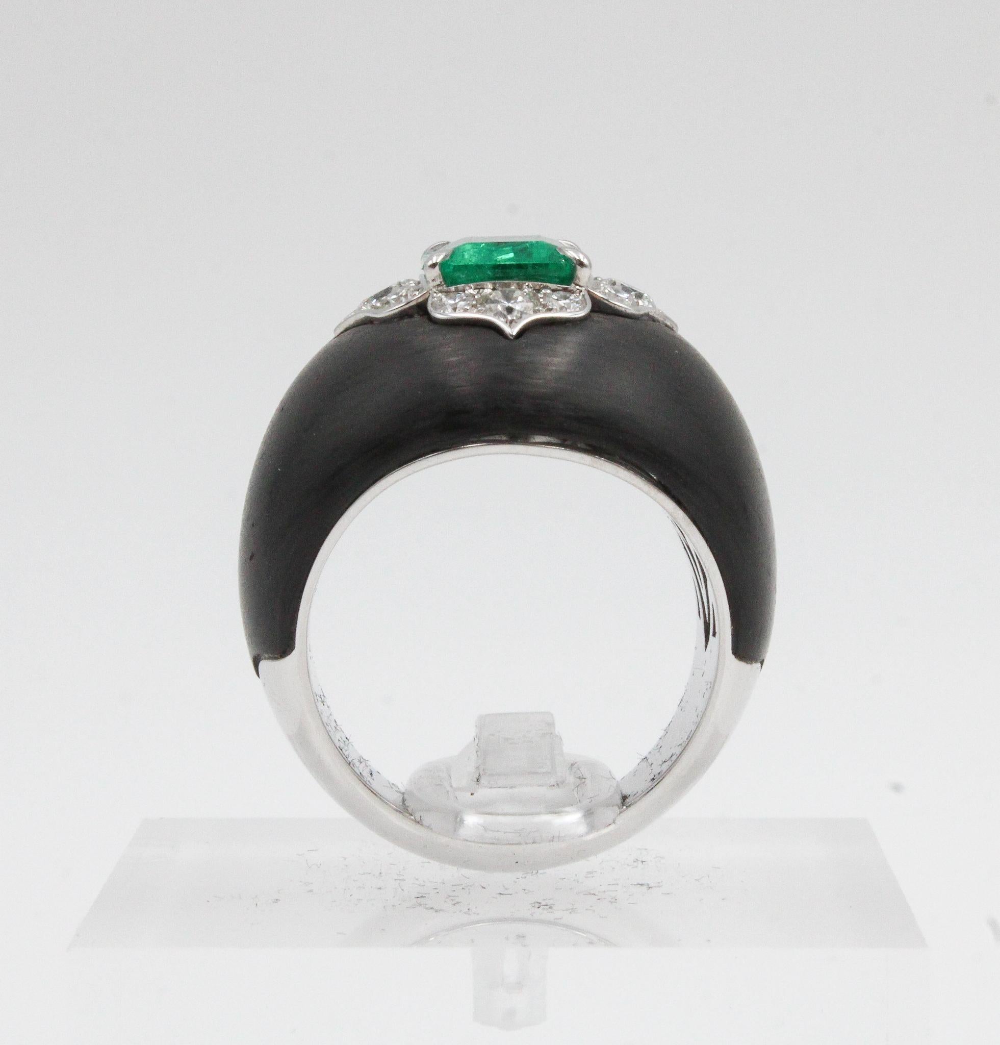 Kolumbianischer Smaragd- und Diamantring aus Karbonfaser und Weißgold (Smaragdschliff) im Angebot