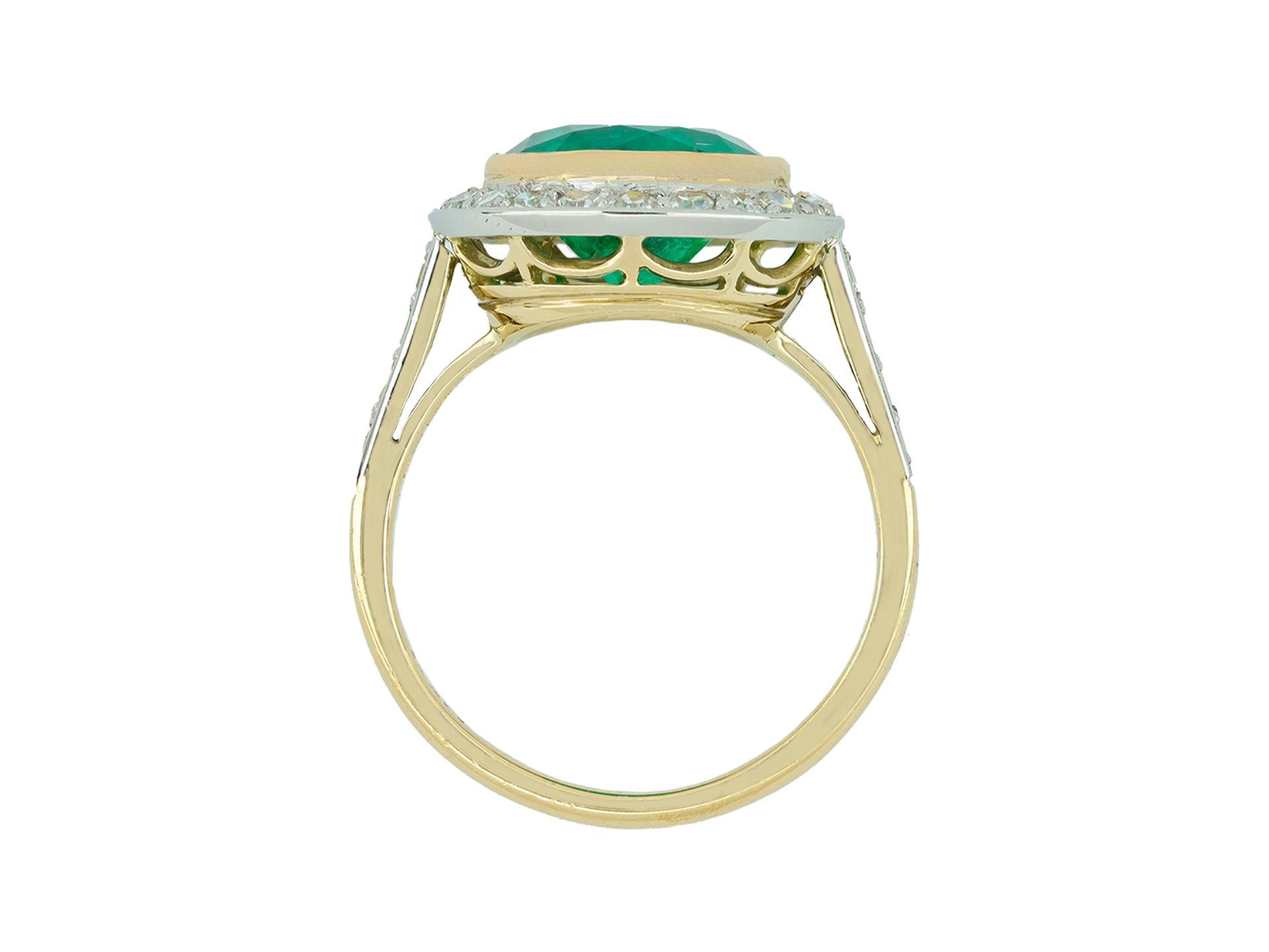 Anello target con smeraldo colombiano e diamante. Incastonato con uno smeraldo colombiano naturale di taglio antico con lievi miglioramenti della chiarezza, in un'incastonatura aperta sul retro con un peso approssimativo di 2,83 carati, ornato da