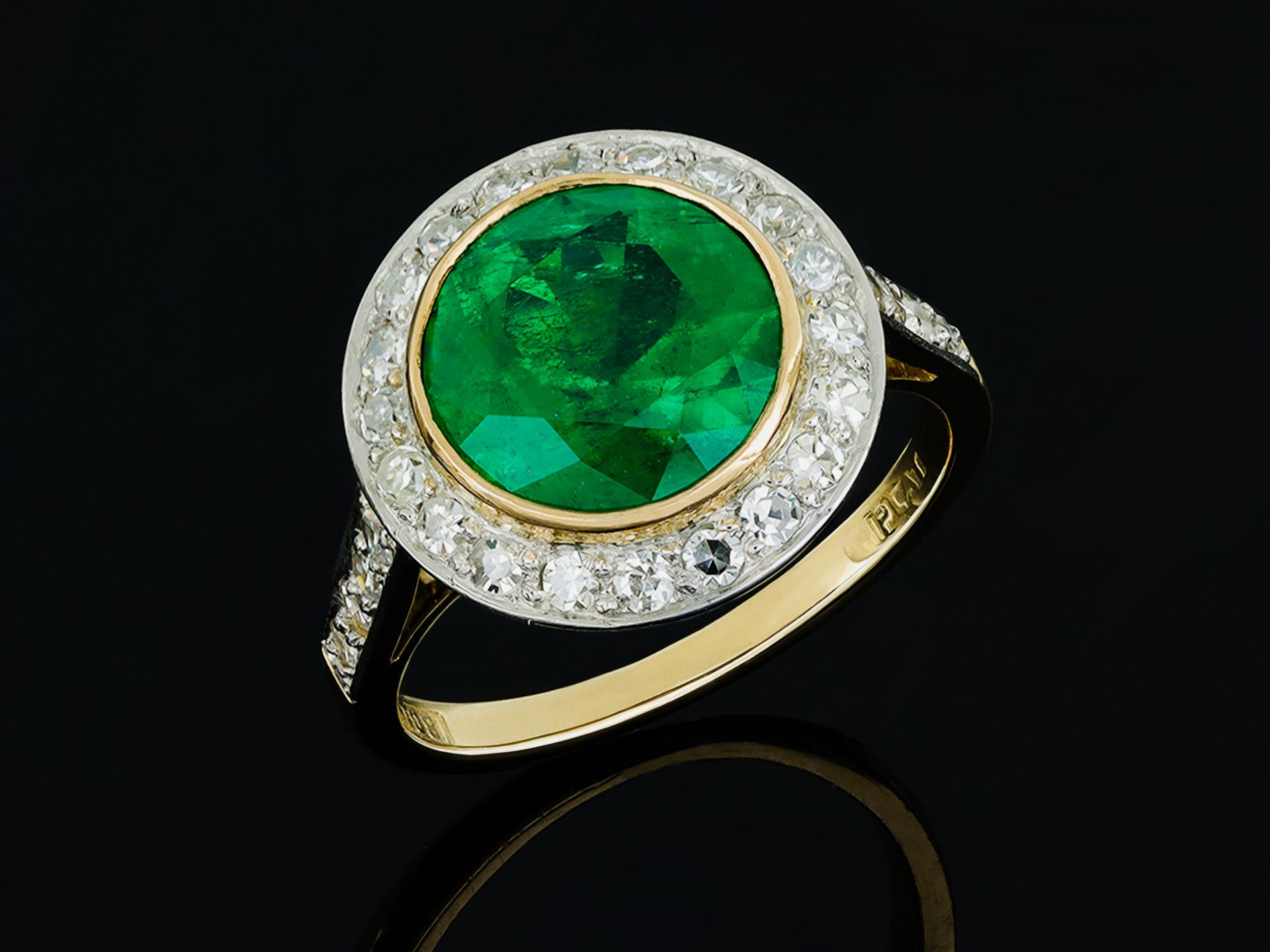 Edoardiano Anello a bersaglio in smeraldo colombiano e diamanti, 1915 circa in vendita
