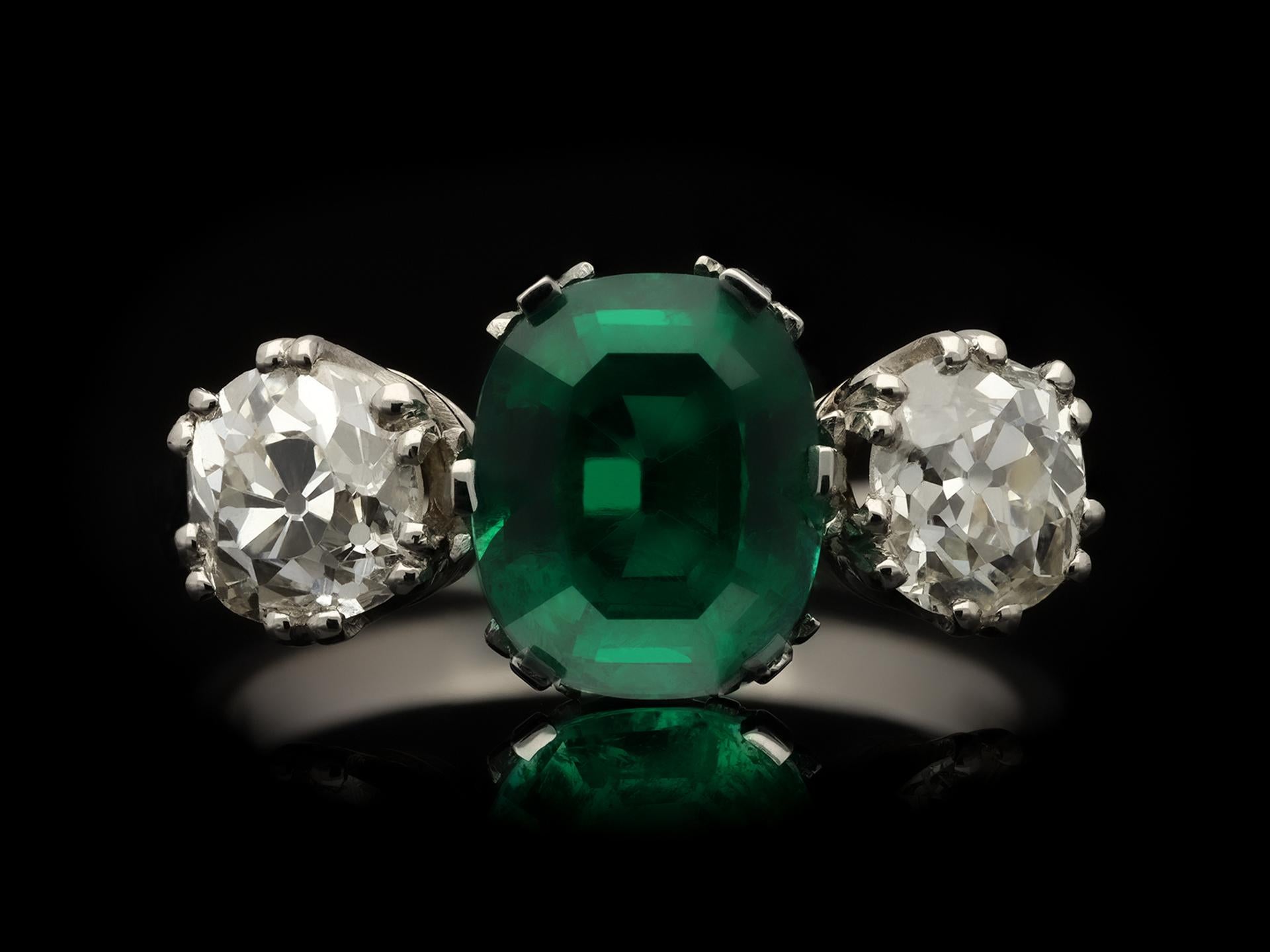 Kolumbianischer dreisteiniger Smaragd- und Diamantring, um 1910 im Zustand „Gut“ im Angebot in London, GB