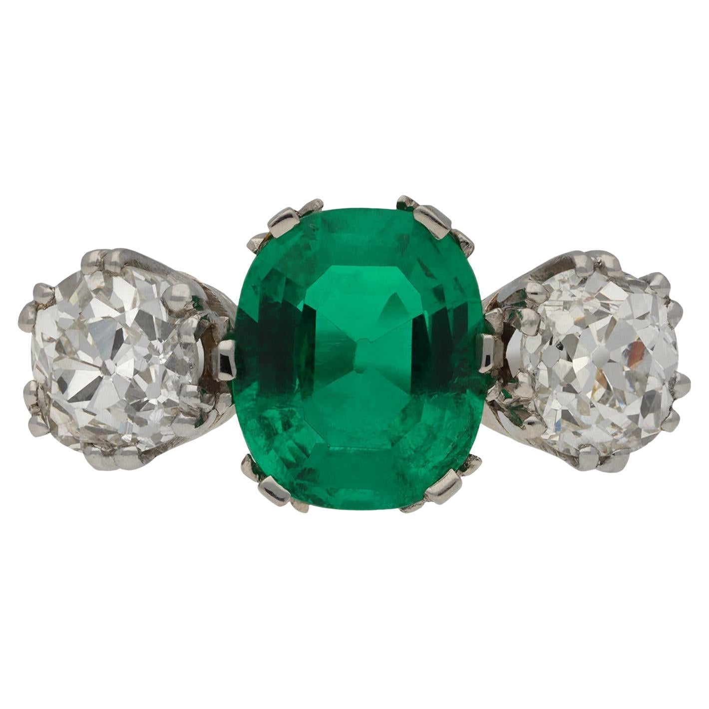 Kolumbianischer dreisteiniger Smaragd- und Diamantring, um 1910 im Angebot