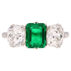 Anello a tre pietre con smeraldo e diamante colombiano, 1920 circa.