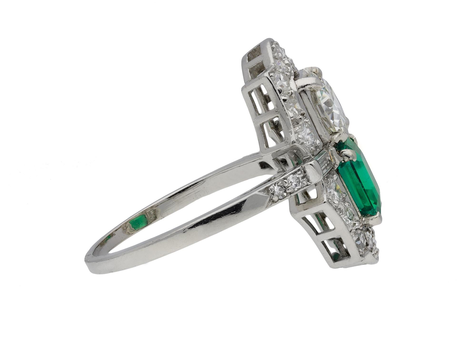 Anillo de esmeralda colombiana y diamantes en racimo de dos piedras, estadounidense, hacia 1935 Corte esmeralda en venta