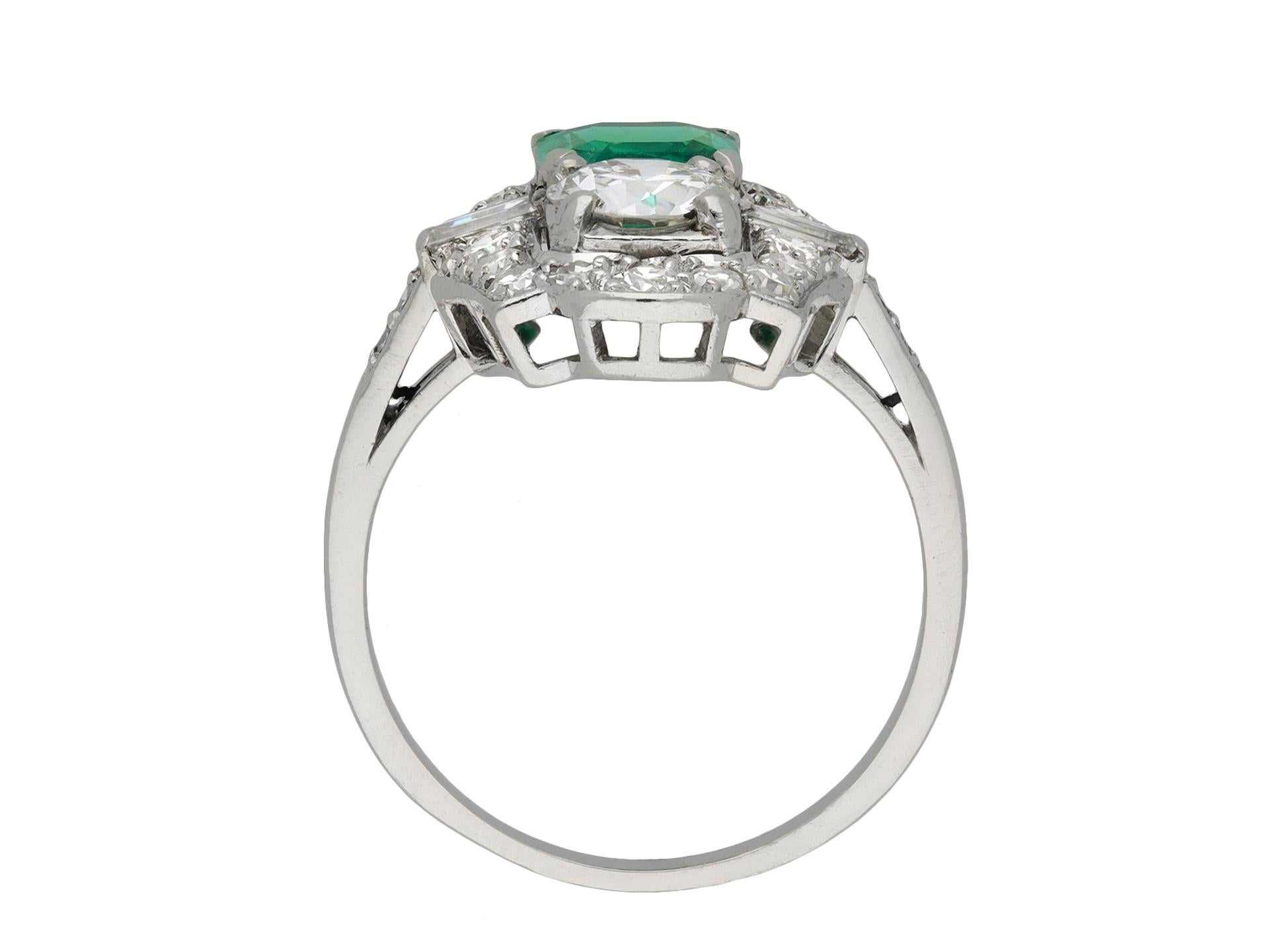 Anillo de esmeralda colombiana y diamantes en racimo de dos piedras, estadounidense, hacia 1935 en Bueno estado para la venta en London, GB