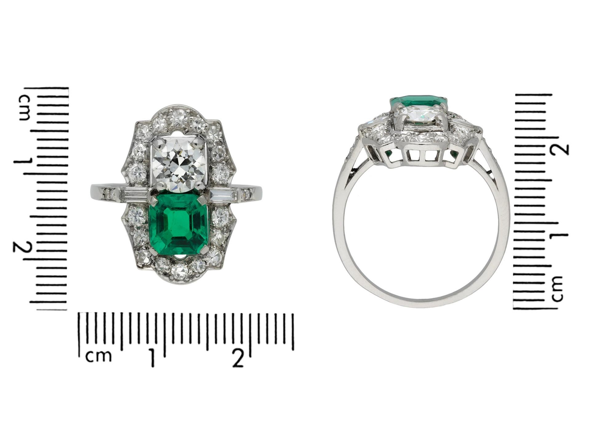 De las mujeres Anillo de esmeralda colombiana y diamantes en racimo de dos piedras, estadounidense, hacia 1935 en venta