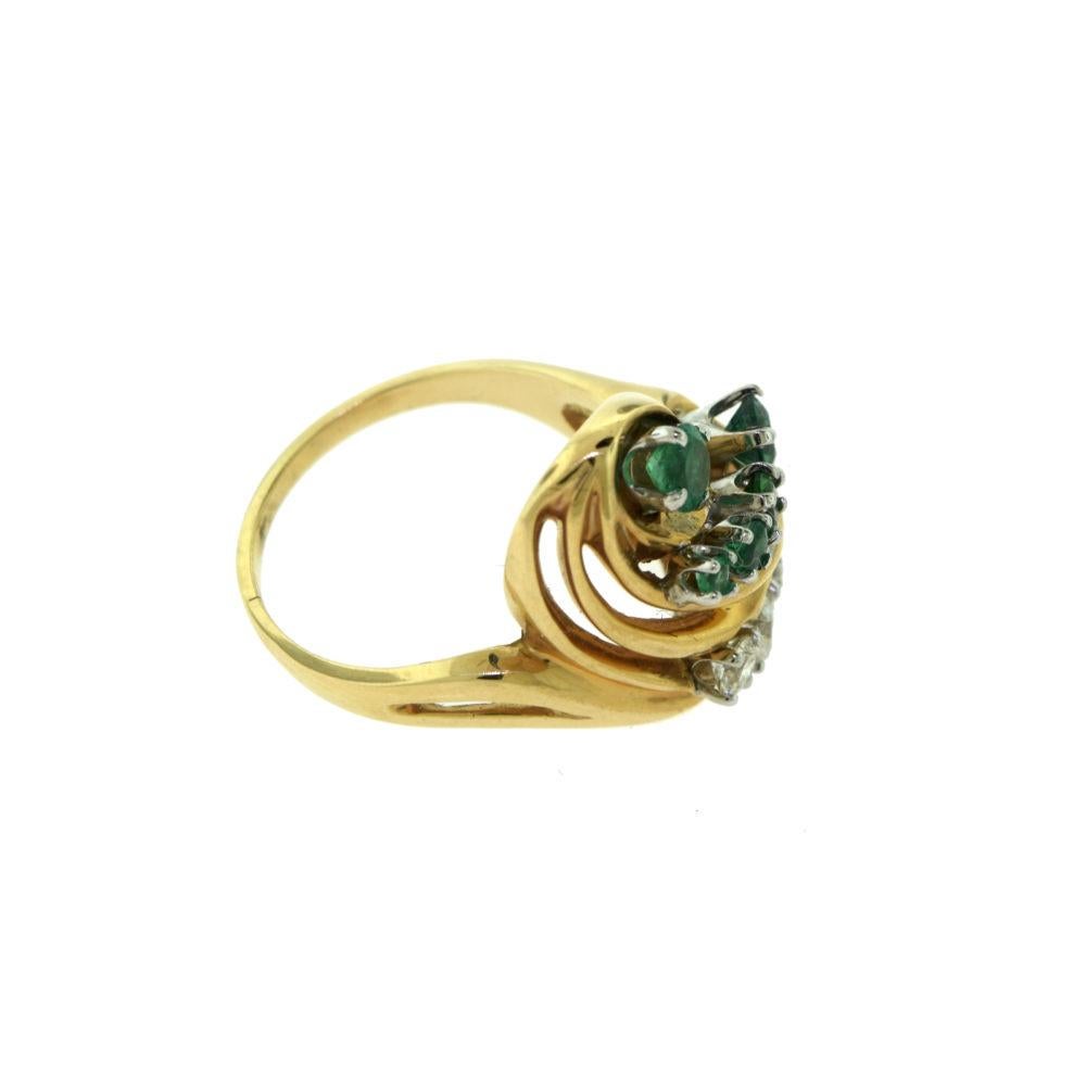 Colombian Emerald and Diamond Yellow Gold Swirl Cocktail Ring In Good Condition For Sale In Miami, FL