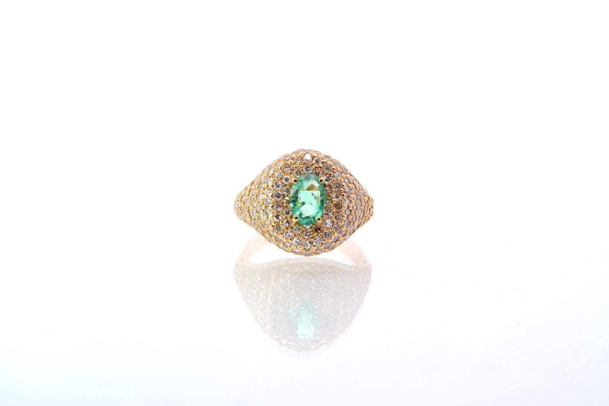 Stones: 1 emerald of 0.60 ct, 166 diamonds cut 8×8: 2.10cts
Material: 18k yellow gold
Dimensions: 1.5cm
Weight: 6.5g
Period: 1970
Size: 53 (free sizing)
Certificate
Ref. : 25336