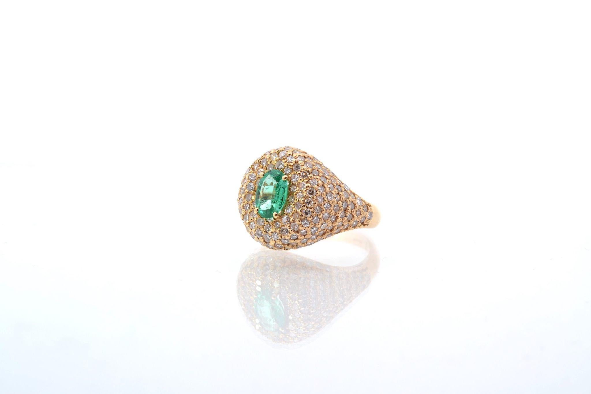 Colombian emerald and diamonds dome ring in 18k yellow gold In Good Condition In PARIS, FR