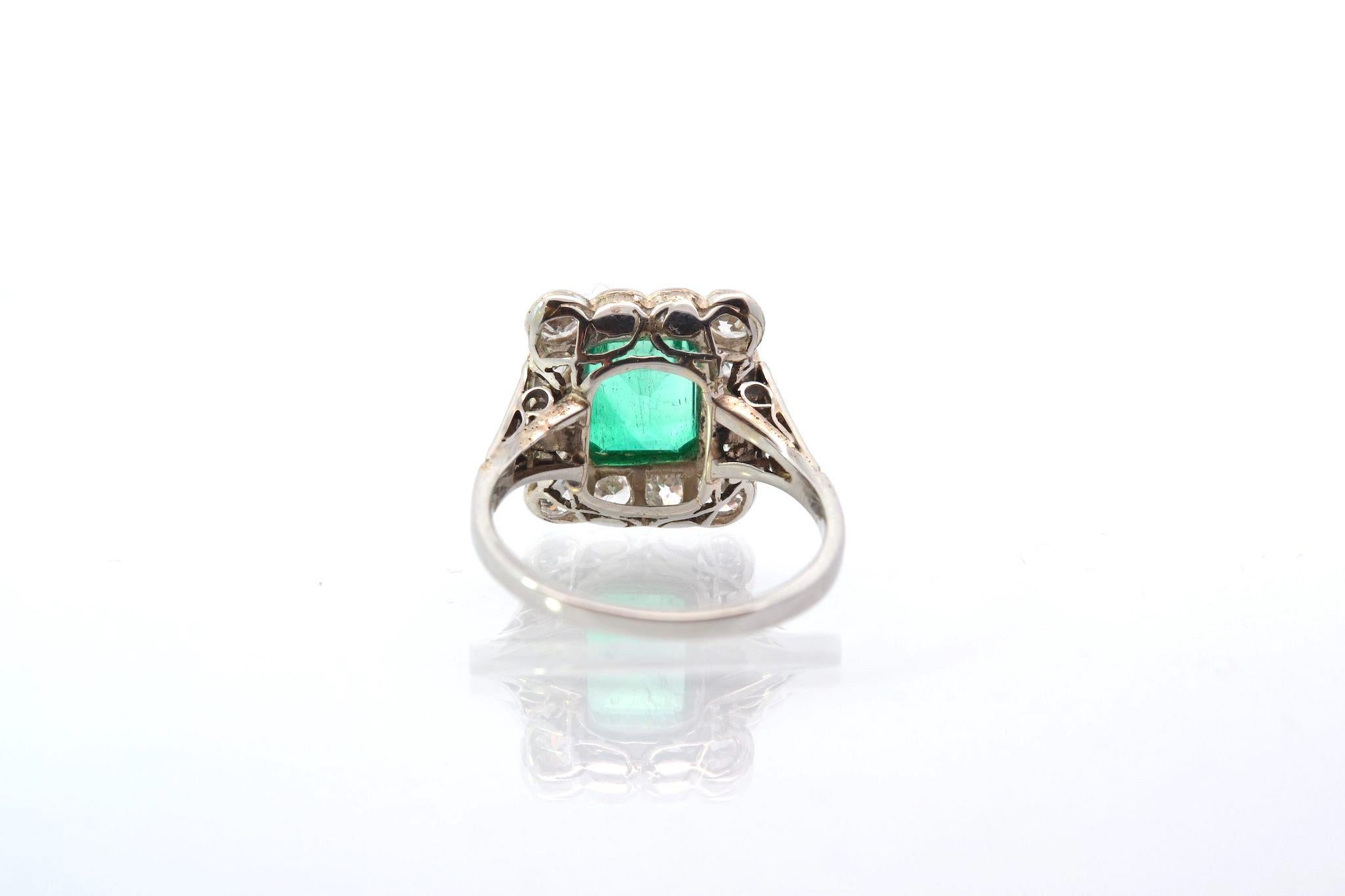 Women's or Men's Colombian emerald and diamonds ring in 18k gold For Sale