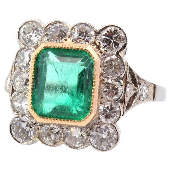 Colombian emerald and diamonds ring in 18k gold For Sale