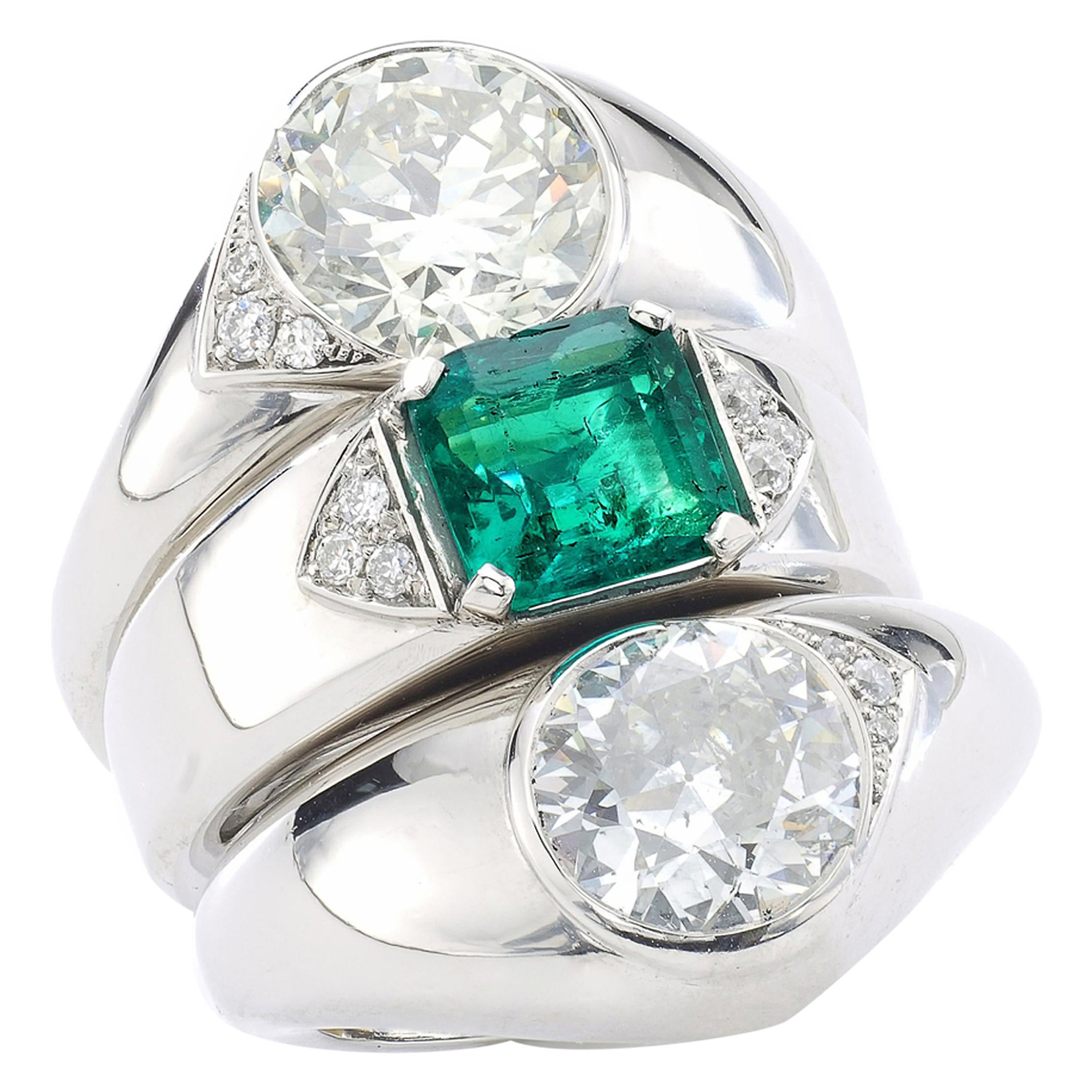 Trois bagues en émeraude de Colombie et diamants en vente
