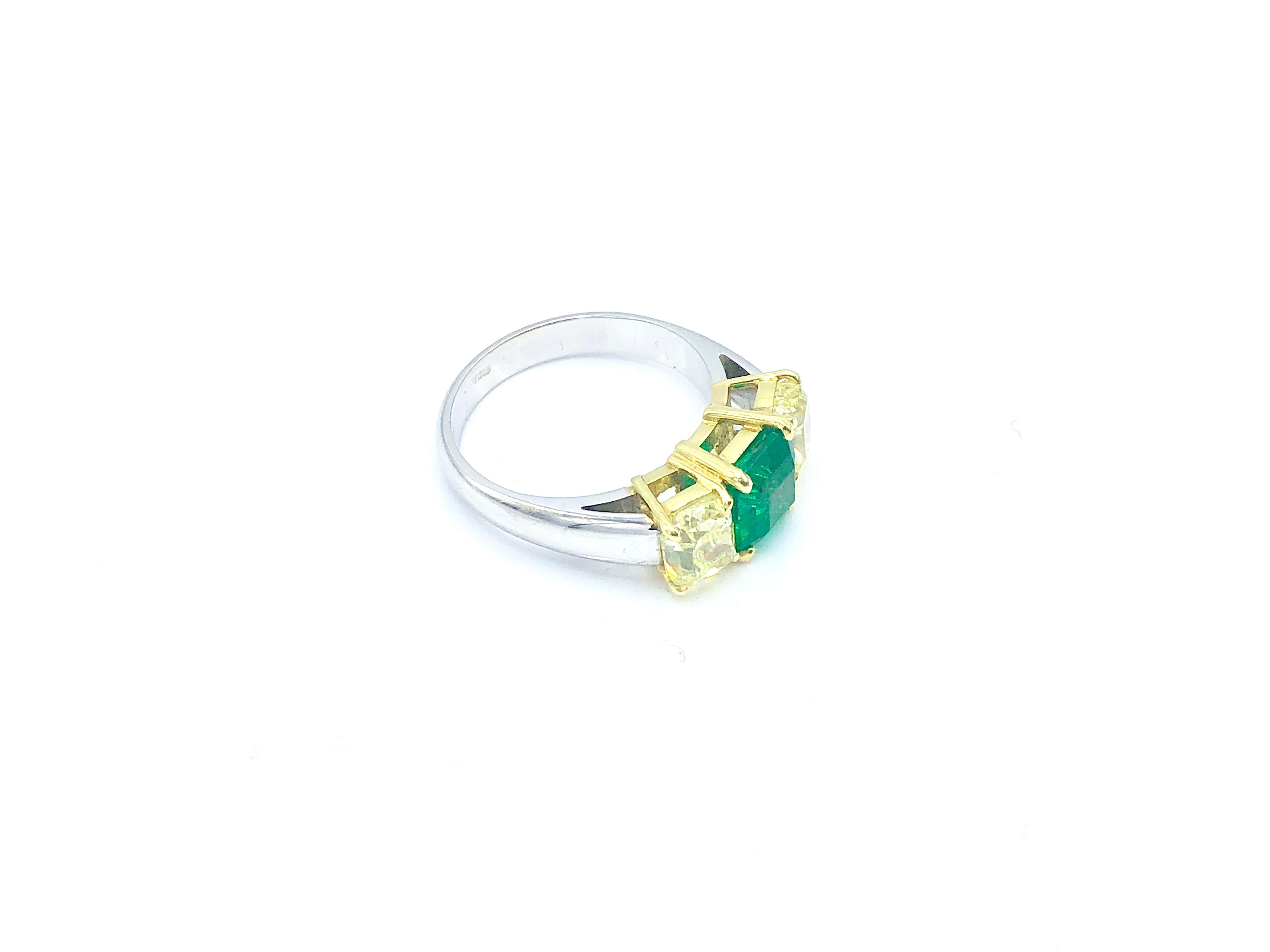 A three-stone ring set with a Colombian Emerald (1.39 ct) and 2 Fancy Yellow Diamonds (2.04 ct).

Size US 6 1/4 - IT 12,5