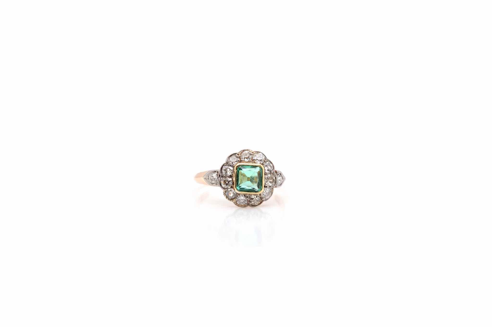 Stones: 0.50 carat Colombian Emerald
and old cut diamonds for a total weight of approximately 1 carat
Material: 18 yellow gold and platinum
Dimensions: 12mm length on finger
Period: 1900
Weight: 2.8g
Size: 54 (free sizing)
Certificate
Ref. : 24925