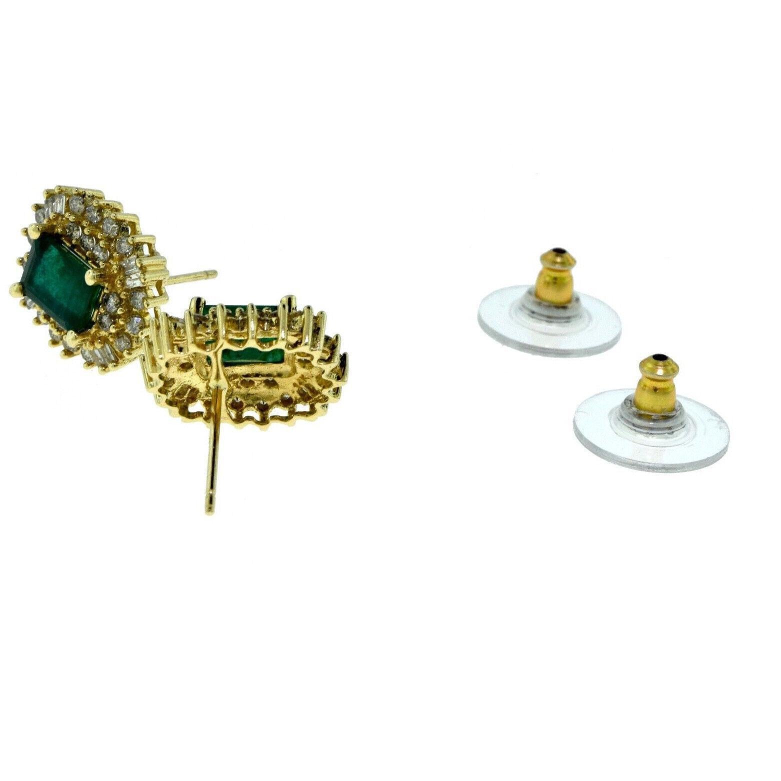 Taille ronde Boucles d'oreilles en or jaune avec émeraude de Colombie et halo de diamants ronds et baguettes en vente