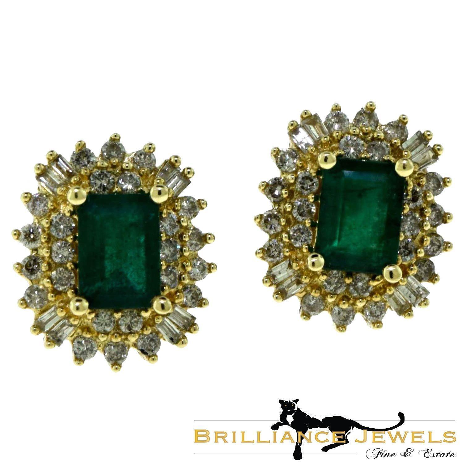 Boucles d'oreilles en or jaune avec émeraude de Colombie et halo de diamants ronds et baguettes Bon état - En vente à Miami, FL