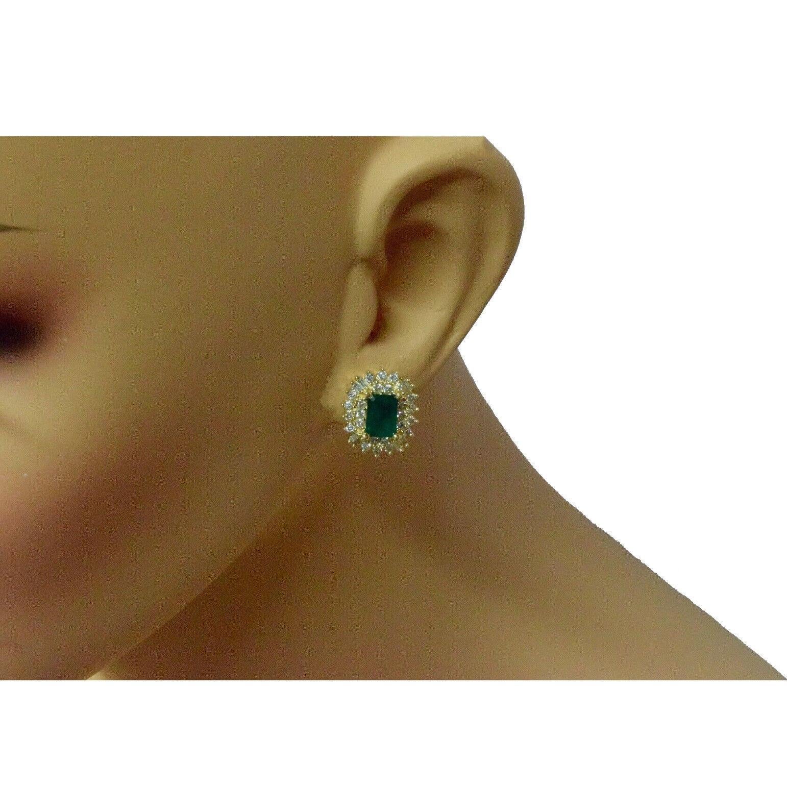 Boucles d'oreilles en or jaune avec émeraude de Colombie et halo de diamants ronds et baguettes Pour femmes en vente