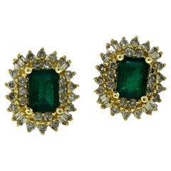 Pendientes Halo de Esmeralda Colombiana y Diamantes Redondos y Baguette en Oro Amarillo