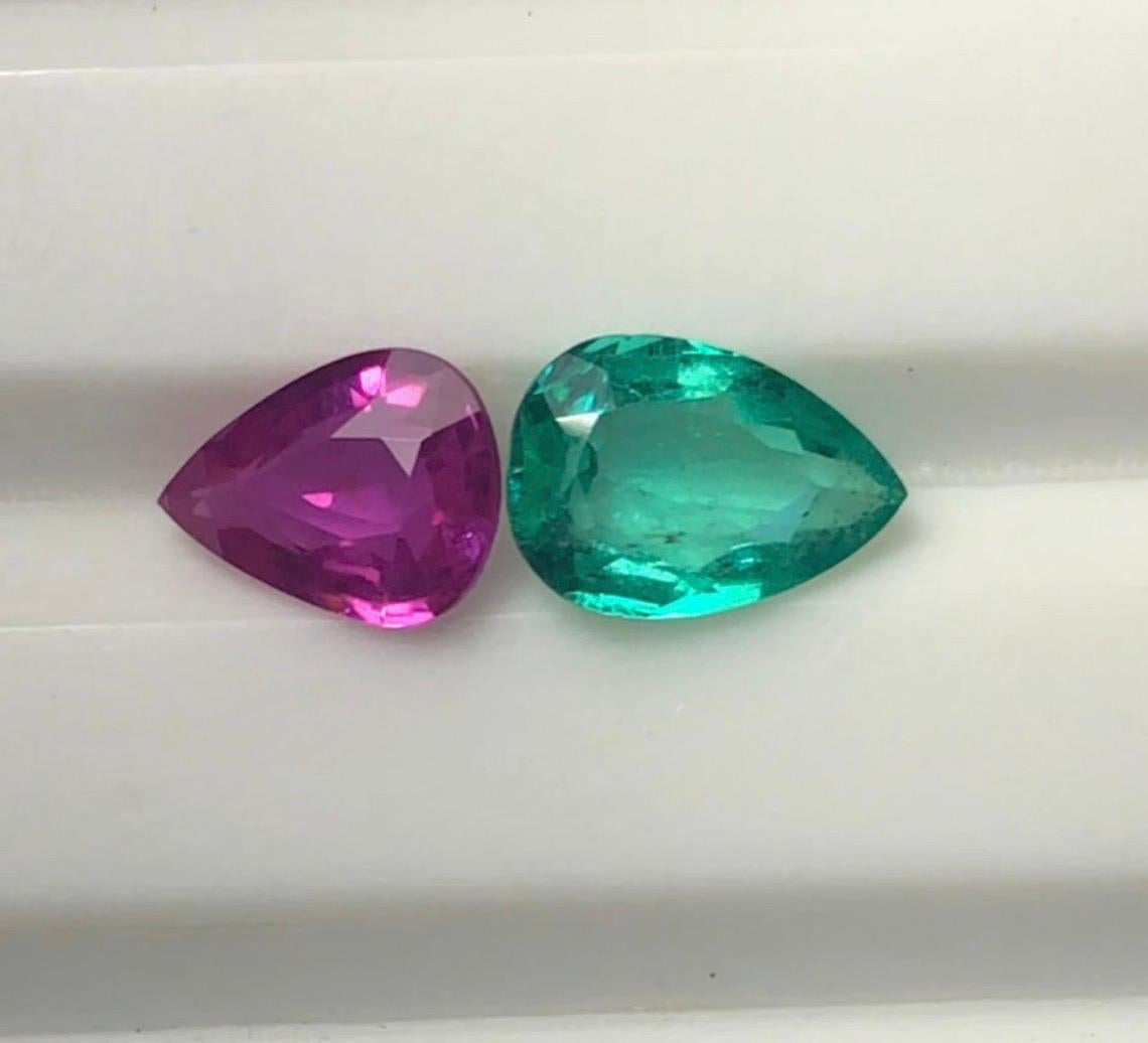 Art déco Bague bypass « Toi et Moi » en émeraude de Colombie et rubis en vente