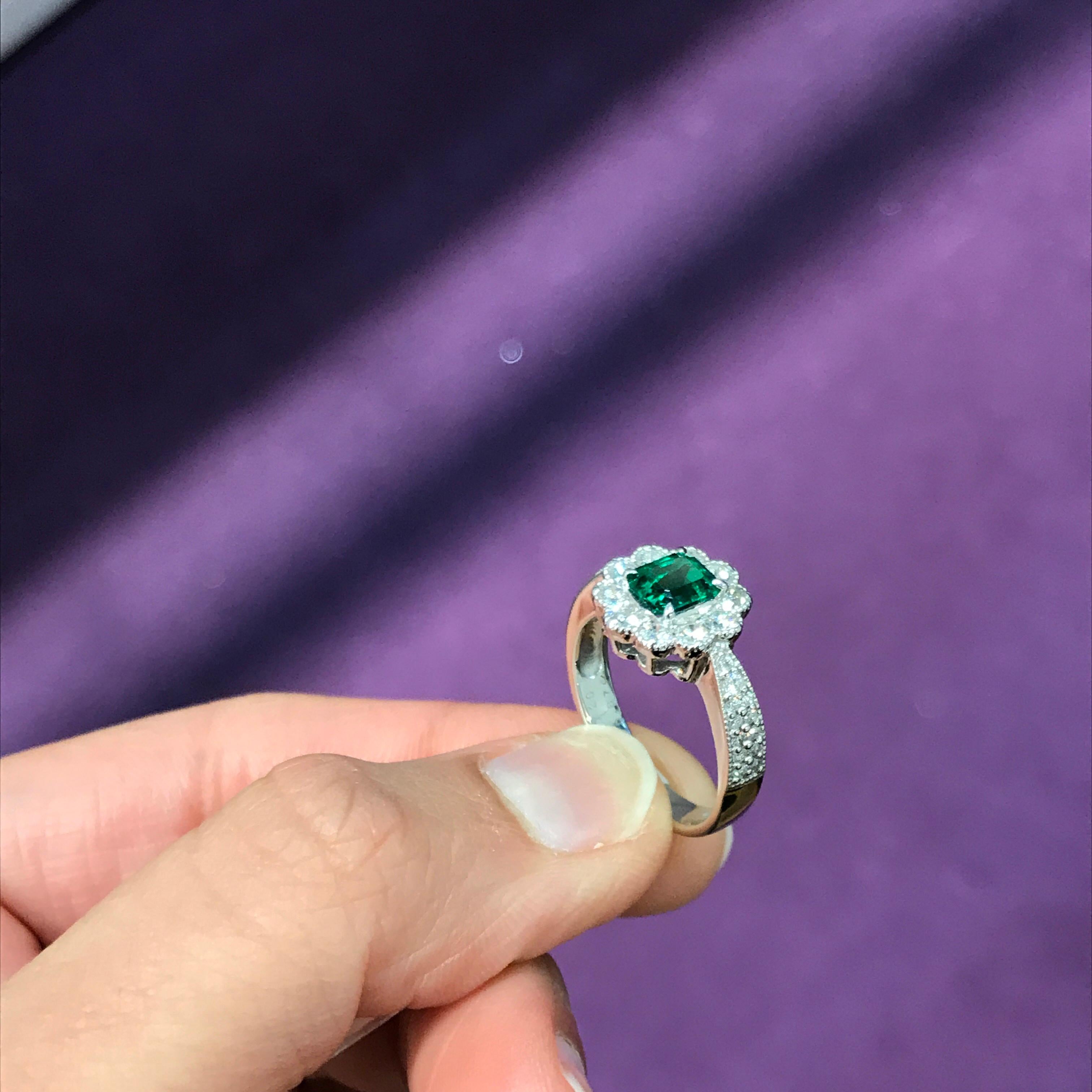 Colombian Emerald and White Diamond Platinum Band Ring In New Condition In Bangkok, Thailand