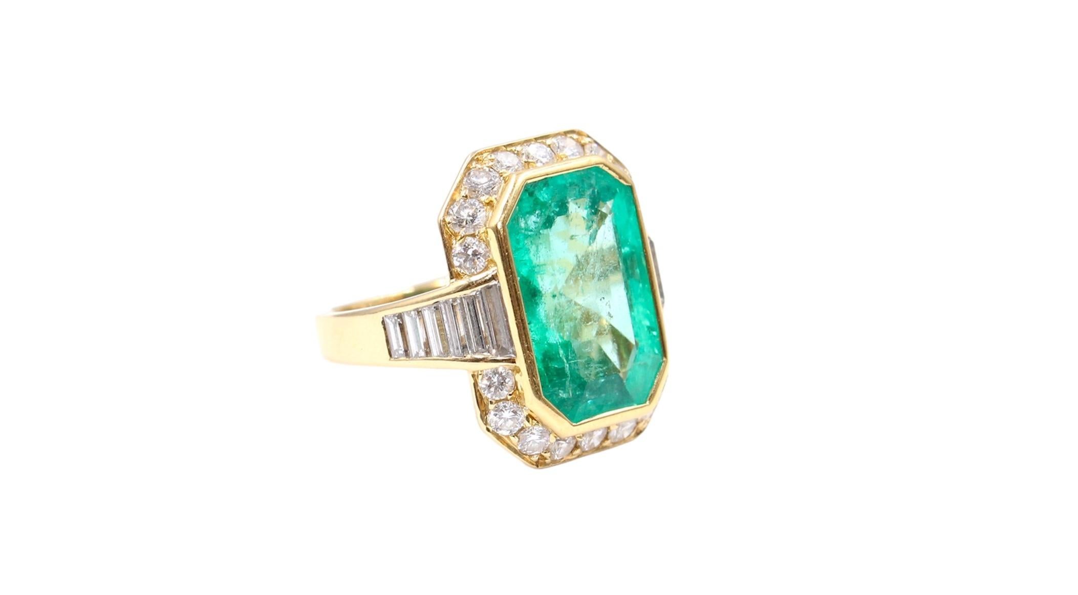 Vintage Cocktail ring from the 80's made of yellow gold 18k. 

Vintage emerald Ring set with a Center Colombian Emerald  Emerald shape of approximately 11.70 Carats and approximately 3.70 Carats 18 full cut diamonds and 12 baguette cut diamonds ( G
