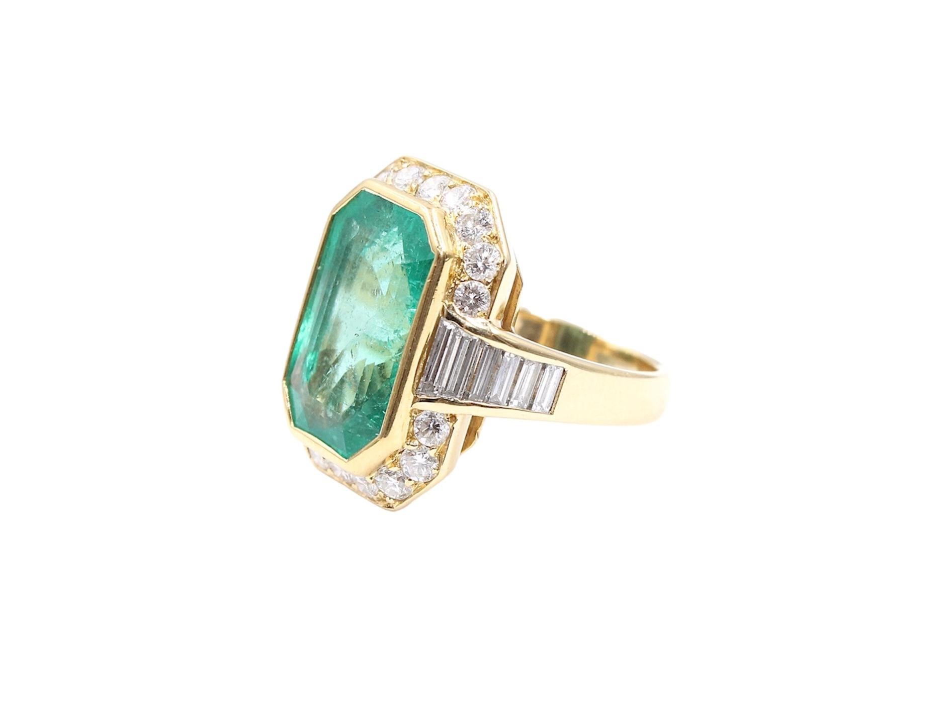 Modern Colombian Emerald 'Approximately 11.70 Carats' and Diamond Vintage Ring For Sale