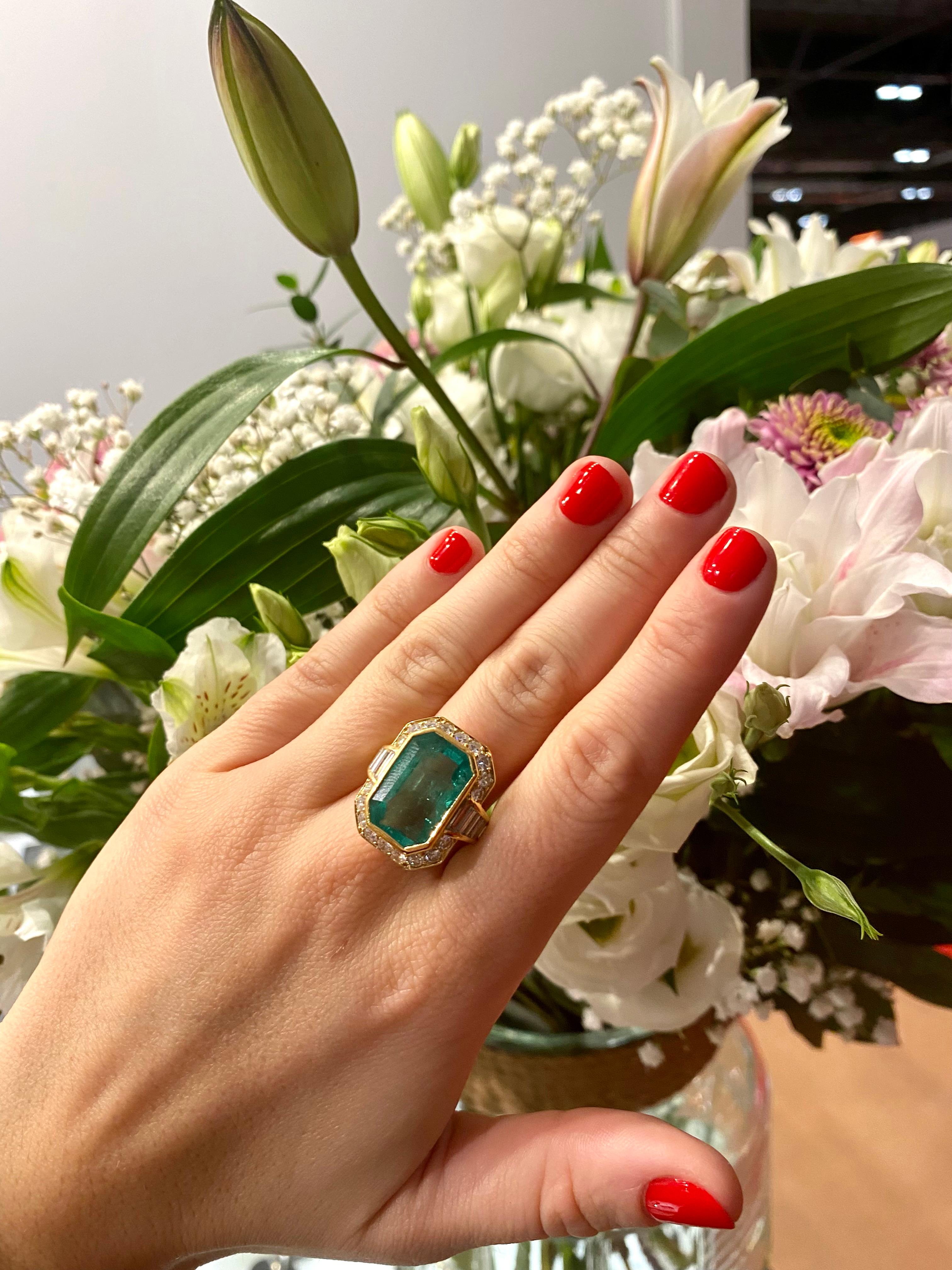 Women's or Men's Colombian Emerald 'Approximately 11.70 Carats' and Diamond Vintage Ring For Sale