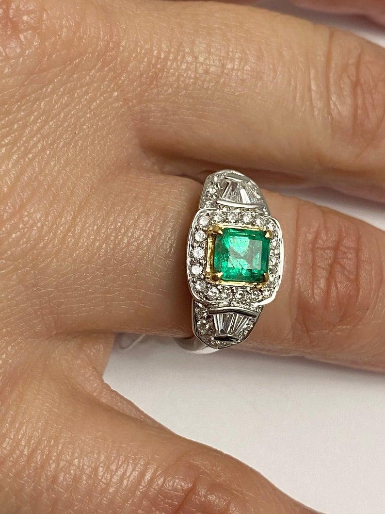 Ring aus kolumbianischem Smaragd, Diamanten im Baguetteschliff und 18 Karat Weißgold im Angebot 5